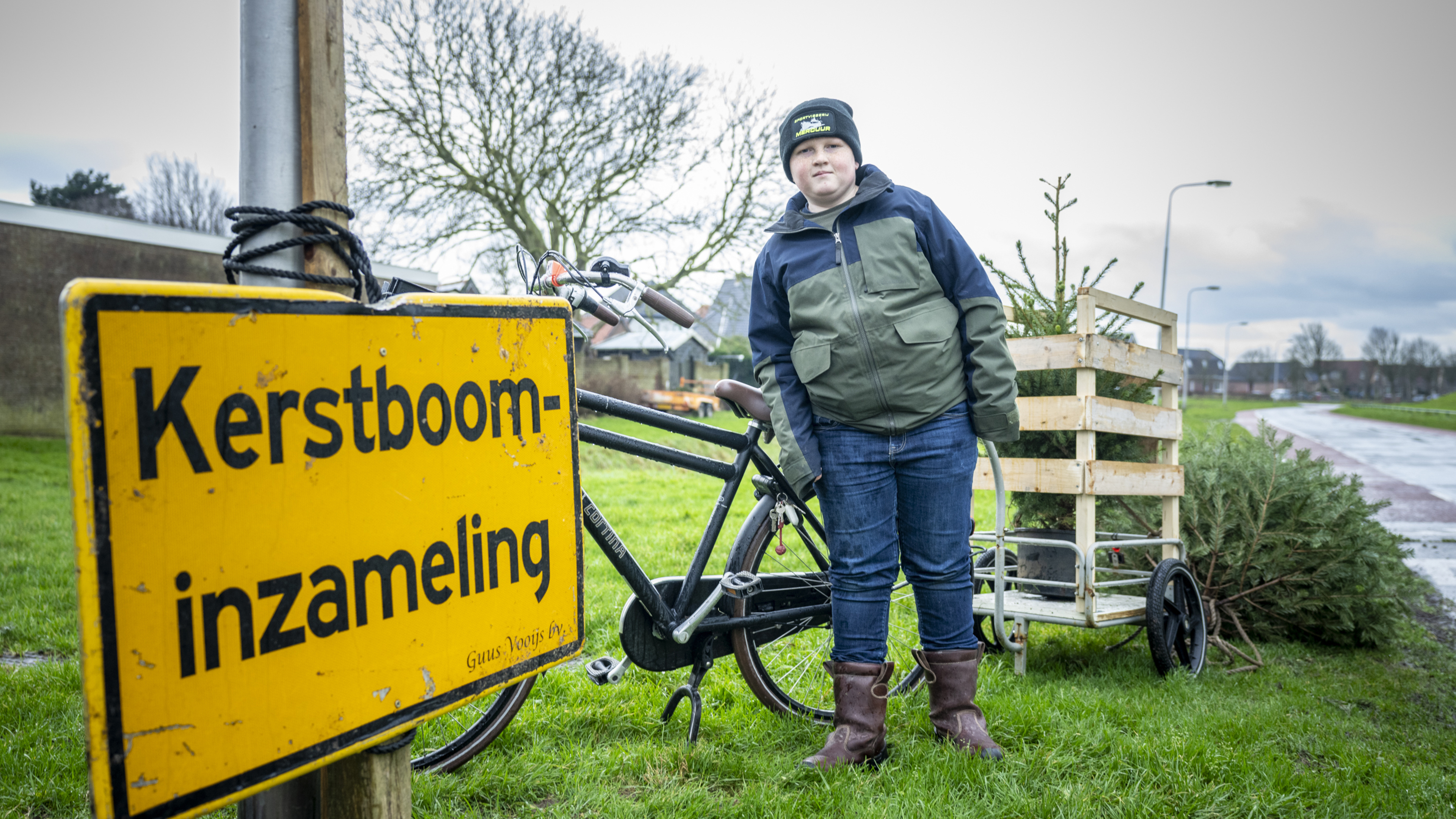 Meer dan 245 kerstbomen binnenslepen, gaat het Guus (12) dit jaar lukken?