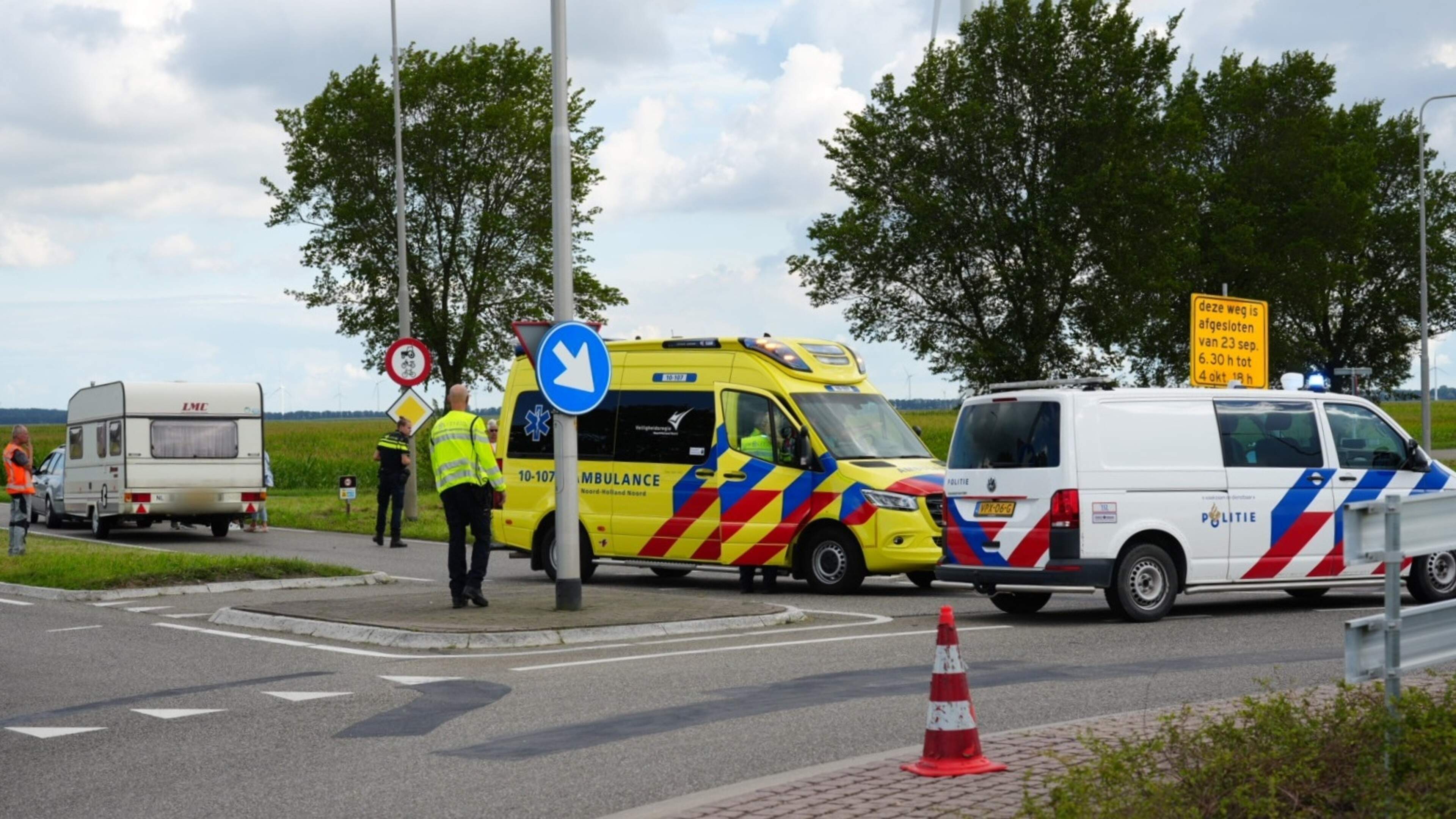 Auto met caravan botst met fietser op N242 bij Middenmeer, slachtoffer naar ziekenhuis