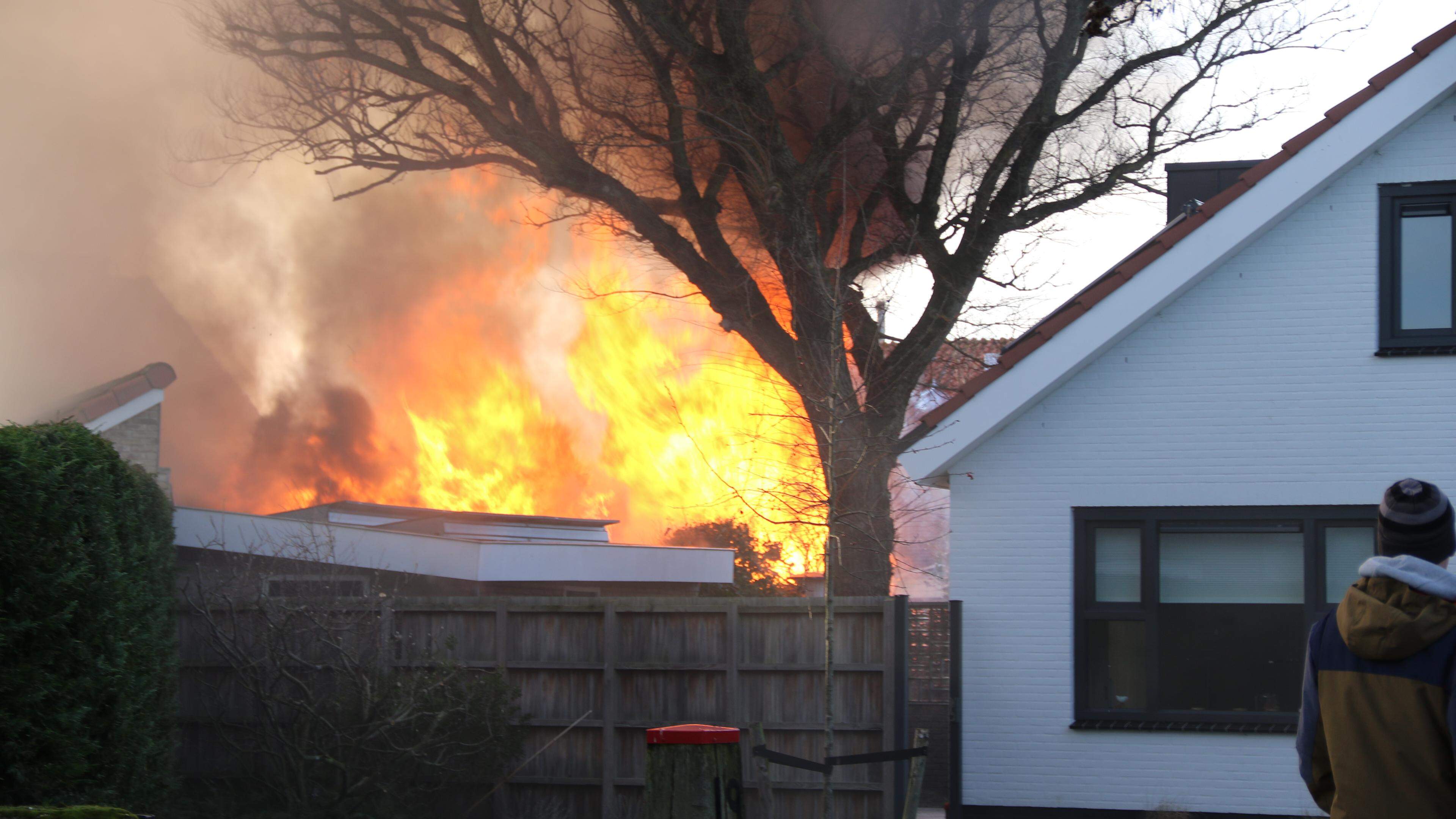 Grote uitslaande brand in De Koog op Texel onder controle, rookwolken vanuit Den Burg zichtbaar [upd