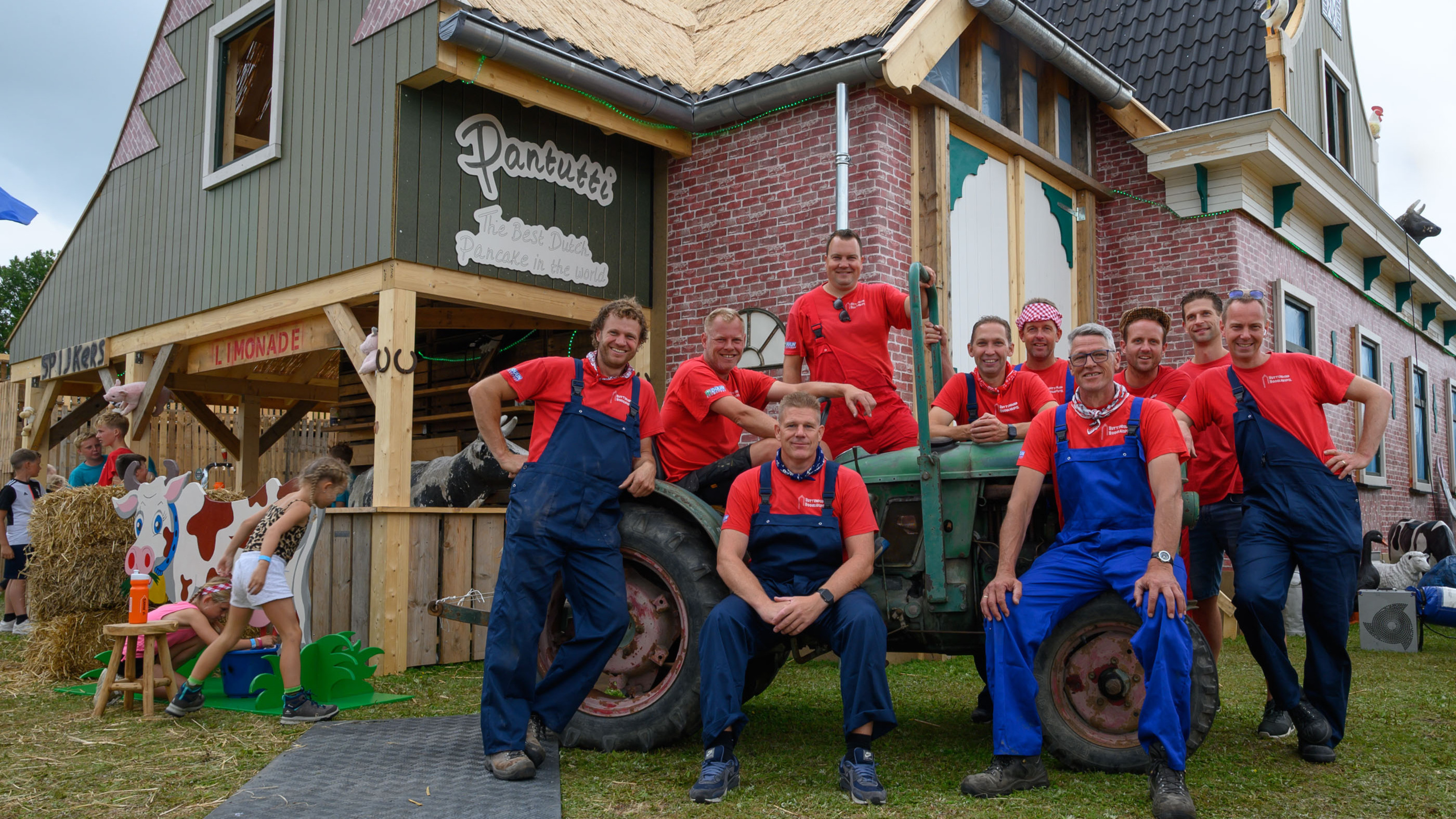 ’Wij kunnen niet stoppen met huttenbouwen!’ Vaders timmeren elf meter hoge stolpboerderij van Funda