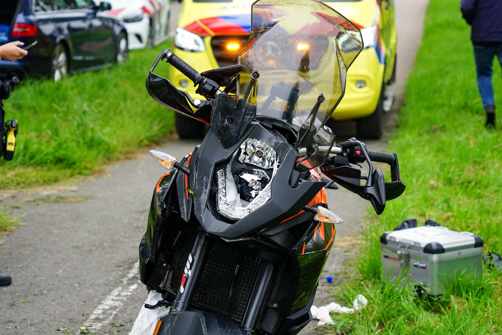 Motorrijder vliegt uit bocht en ramt lantaarnpaal tijdens proefrit in Zwaagdijk-Oost