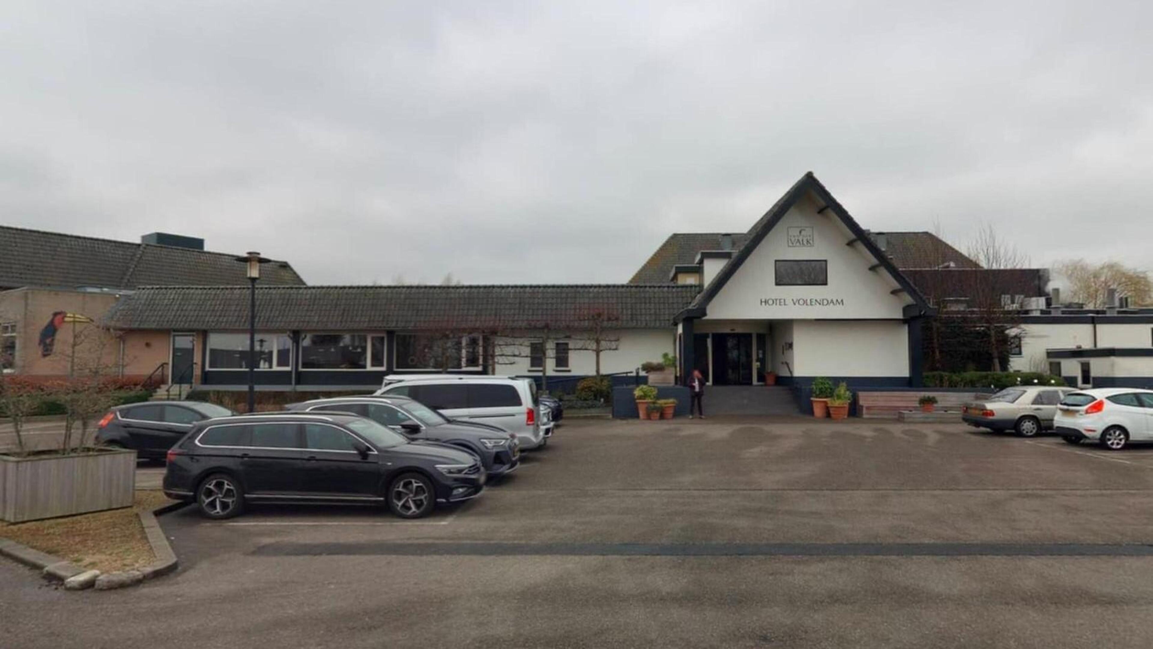 Noodopvang voor 140 vluchtelingen in Hotel Volendam in Katwoude; COA en Van der Valk in gesprek over