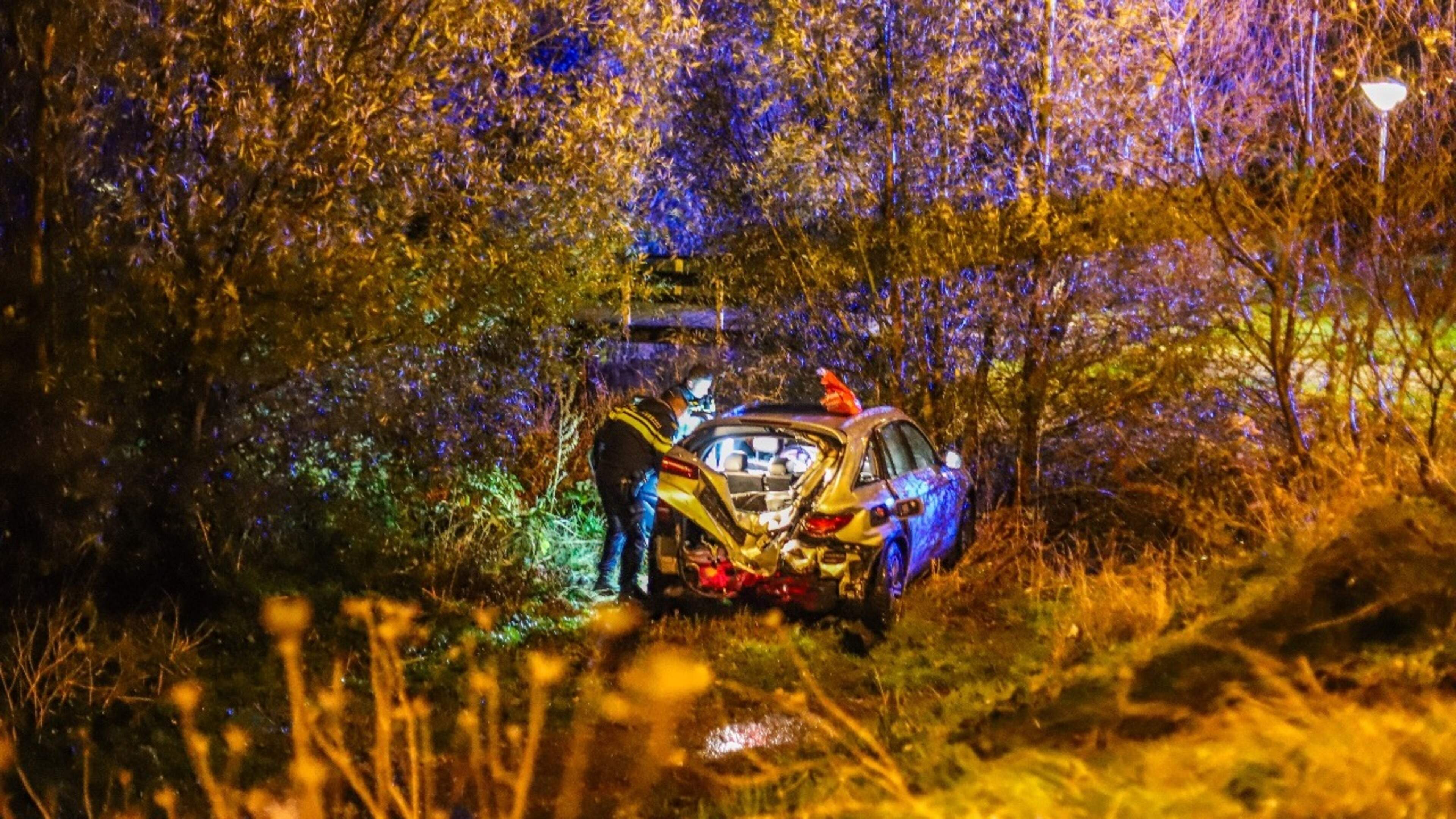 Automobilist crasht in bosschages Julianadorp, inzittende lichtgewond