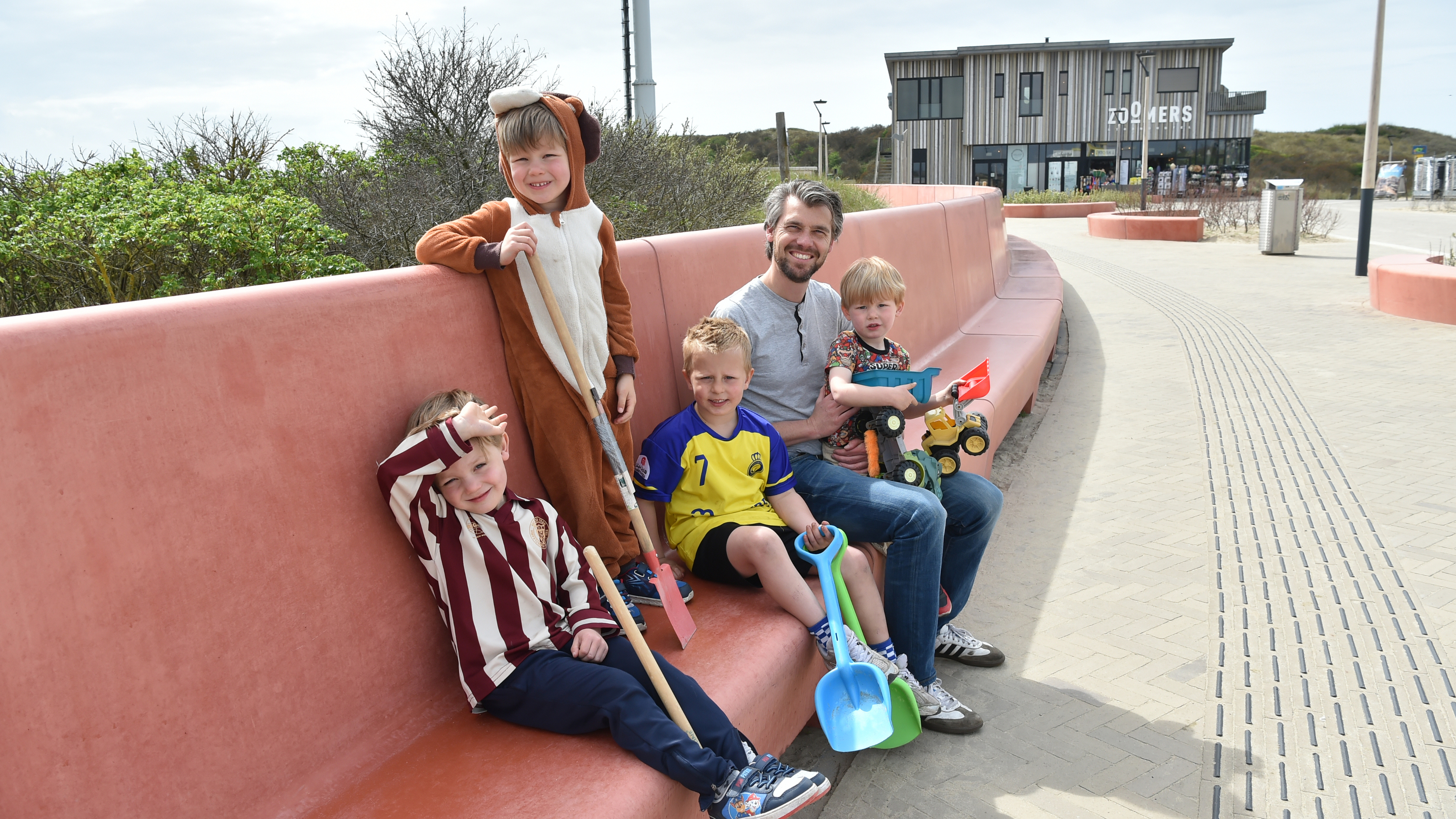 'Only that wave wall... It wasn't necessary.' Visitors to Castricum aan Zee mostly positive about revamped beach entrance