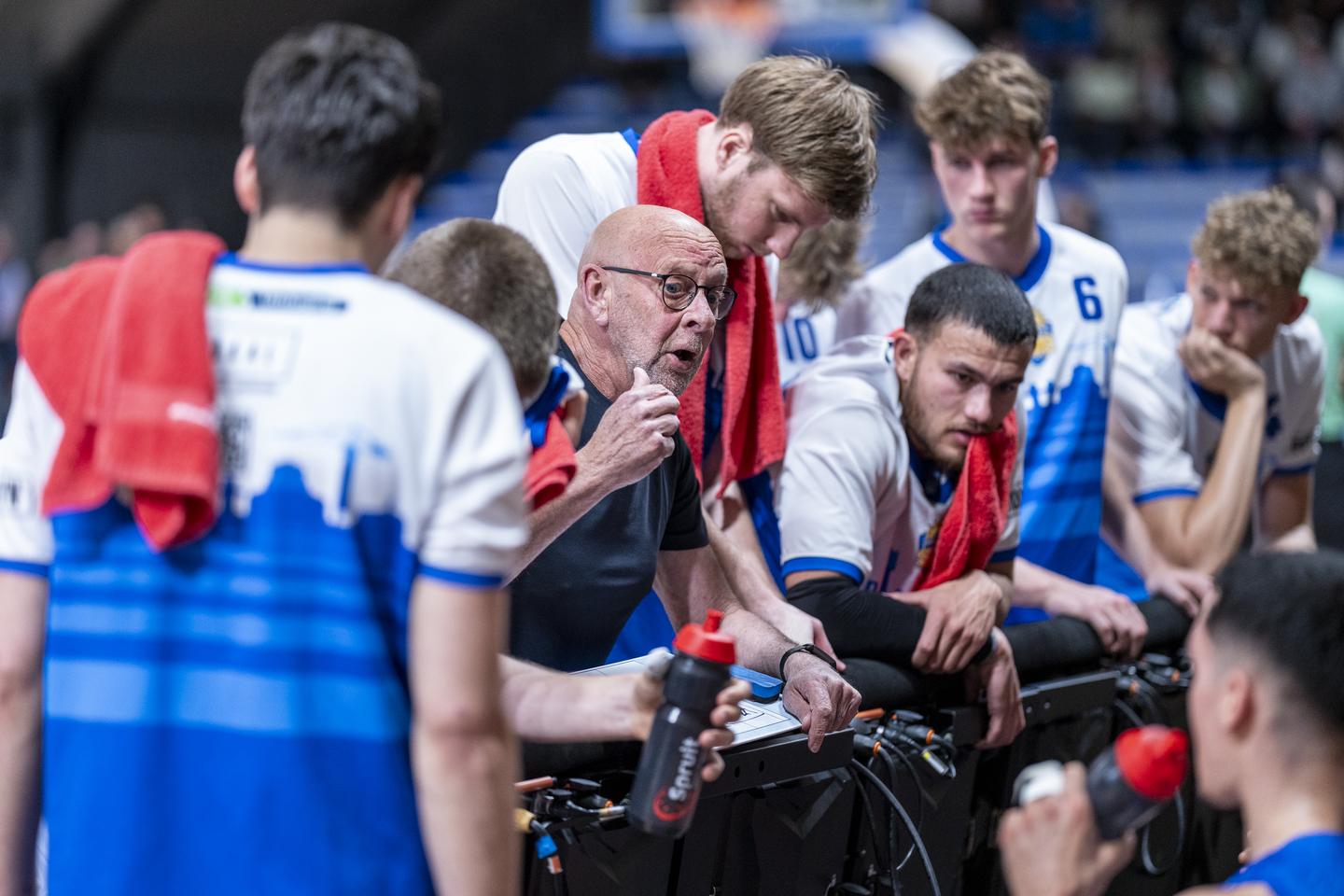 Niet Helder Van Geest ’Als die licentie er niet komt, dan is het gedaan met basketbal in Den