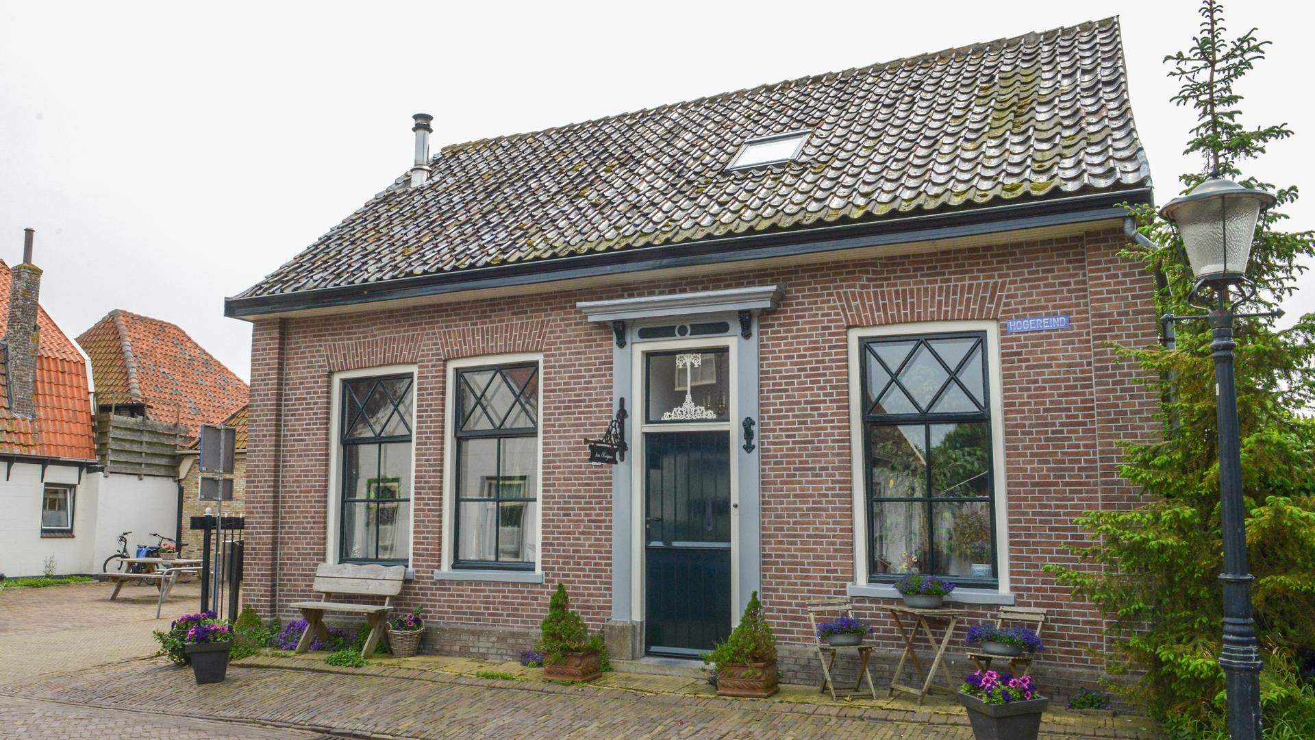 Deze oude onderwijzerswoning in De Waal ligt onder de koopprijsgrens.