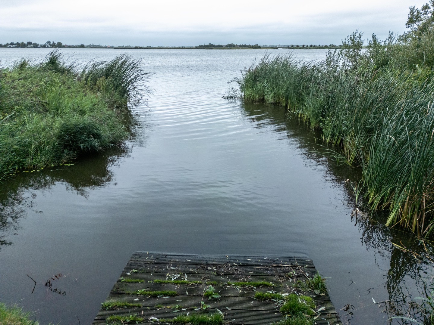 Onbedoelde fontein: water spuit metershoog omhoog bij sloopwerk aan de