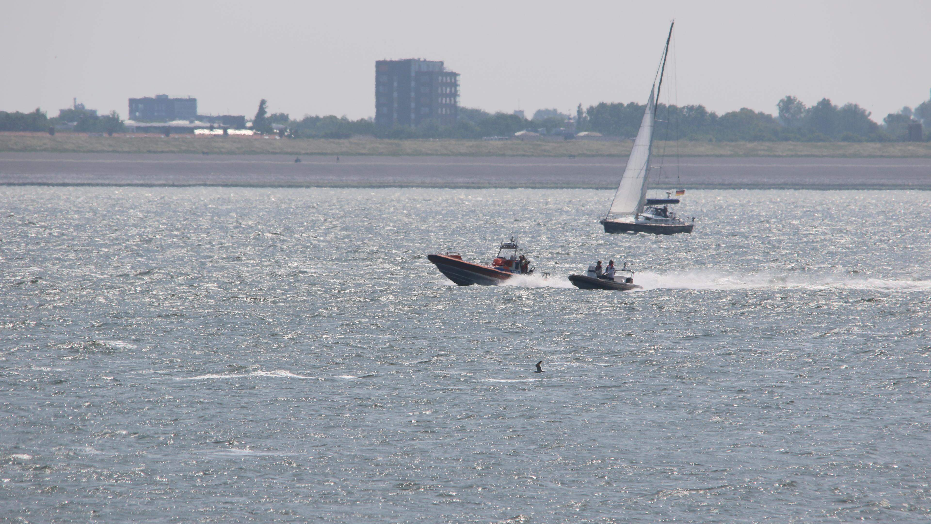 Twee personen overboord geslagen van rubberen boot bij Texel
