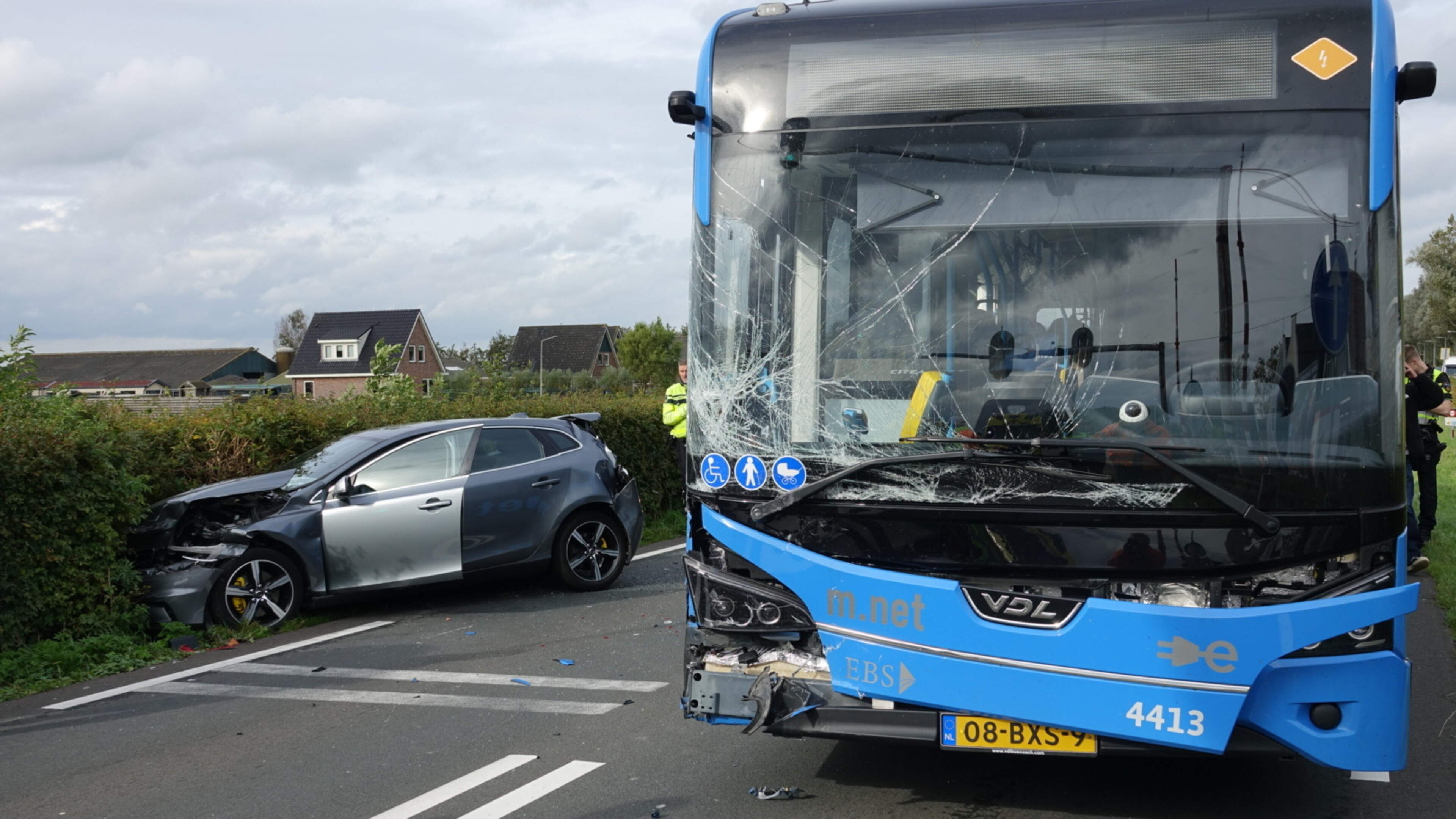Bus botst met auto op N235 bij Watergang, meerdere gewonden en weg afgesloten