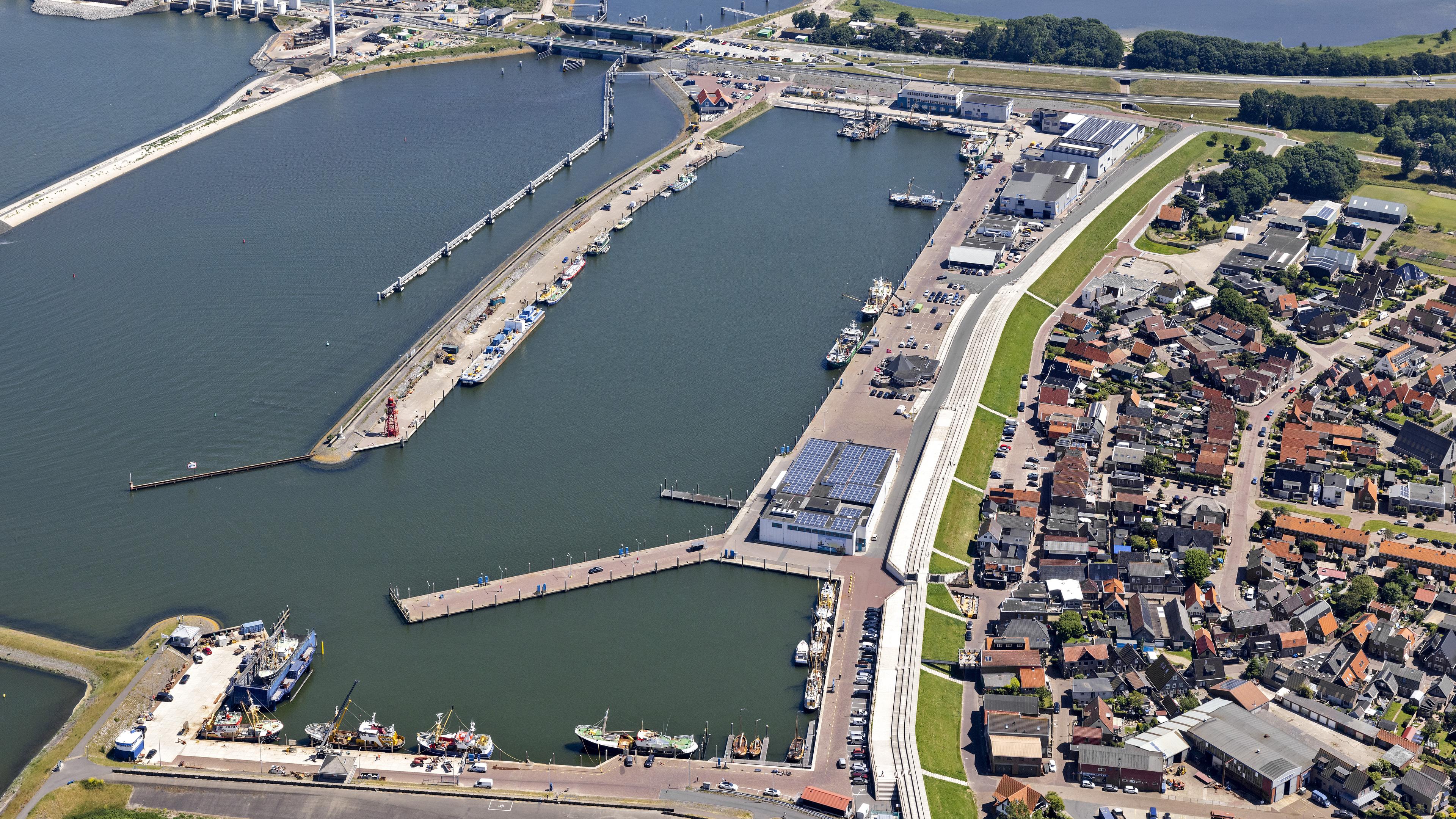 Grootscheepse controle in havengebied Den Oever. Gezamenlijke actie van Douane, Marechaussee, politi