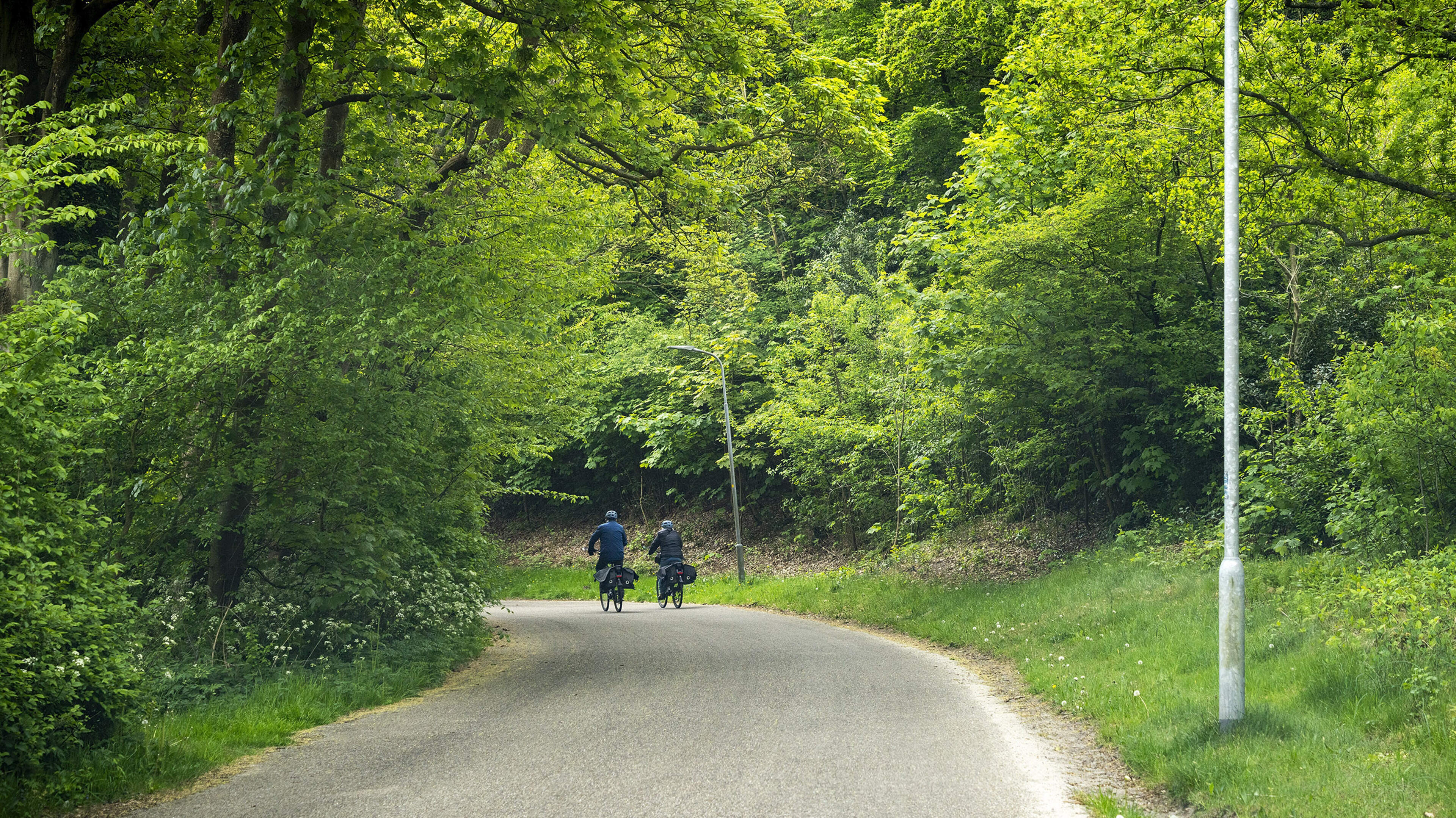 Sinie (67) en Cor (69) denken rondje te fietsen op hun nieuwe e-bikes. Ze worden ’aangevallen’ door 