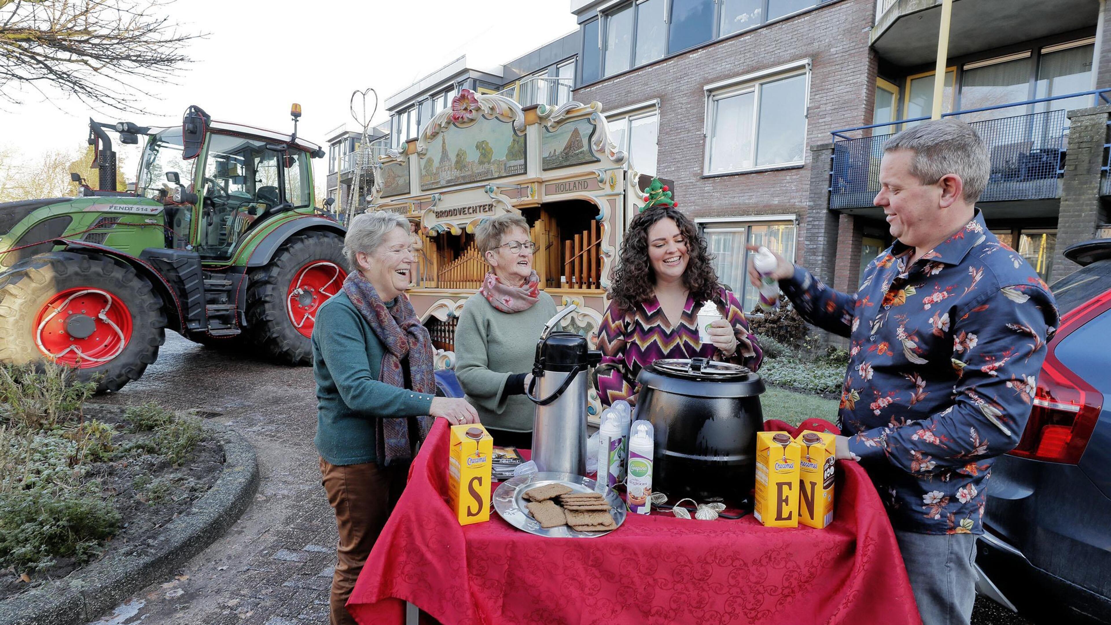Chocolademelk voor bewoners Angelapark in Warmenhuizen, met een flinke dot slagroom. Lekker thuisbez