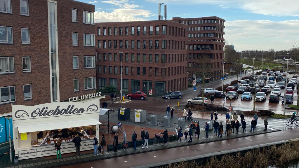 Nog snel oliebollen scoren: lange rijen voor de kramen