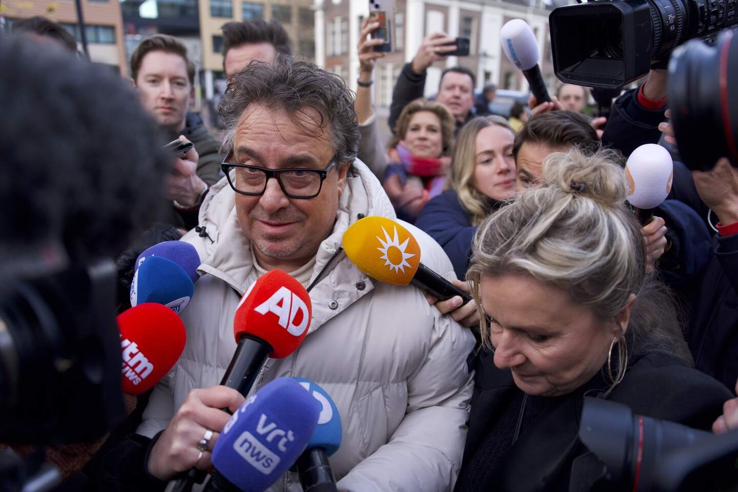 Marco Borsato komt aan bij de rechtbank waar hij wordt opgewacht door de pers.