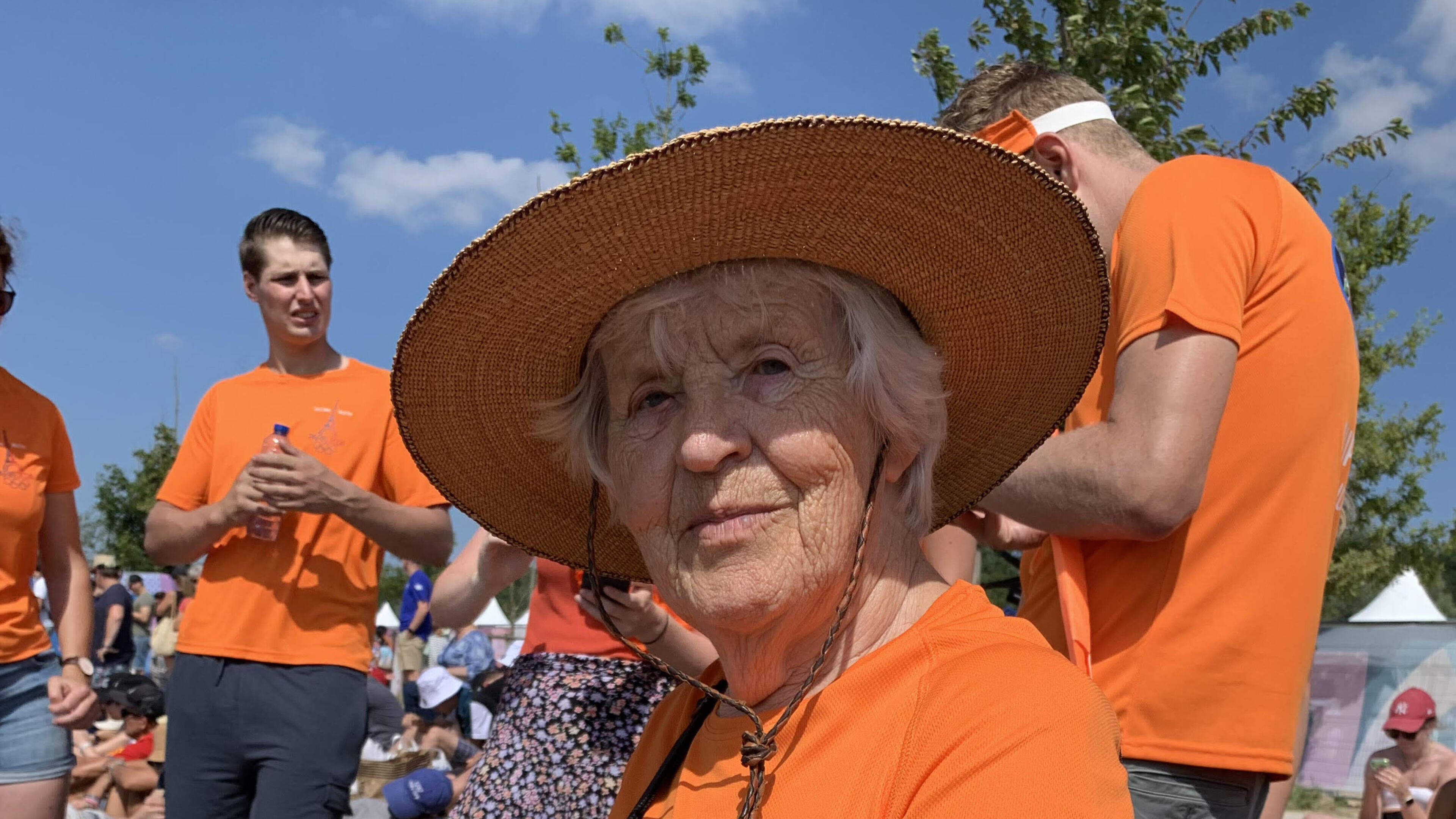 In Parijs ziet oma Rie (89) hoe kleindochter Selma Konijn debuteert, met hulp van haar erwtensoep