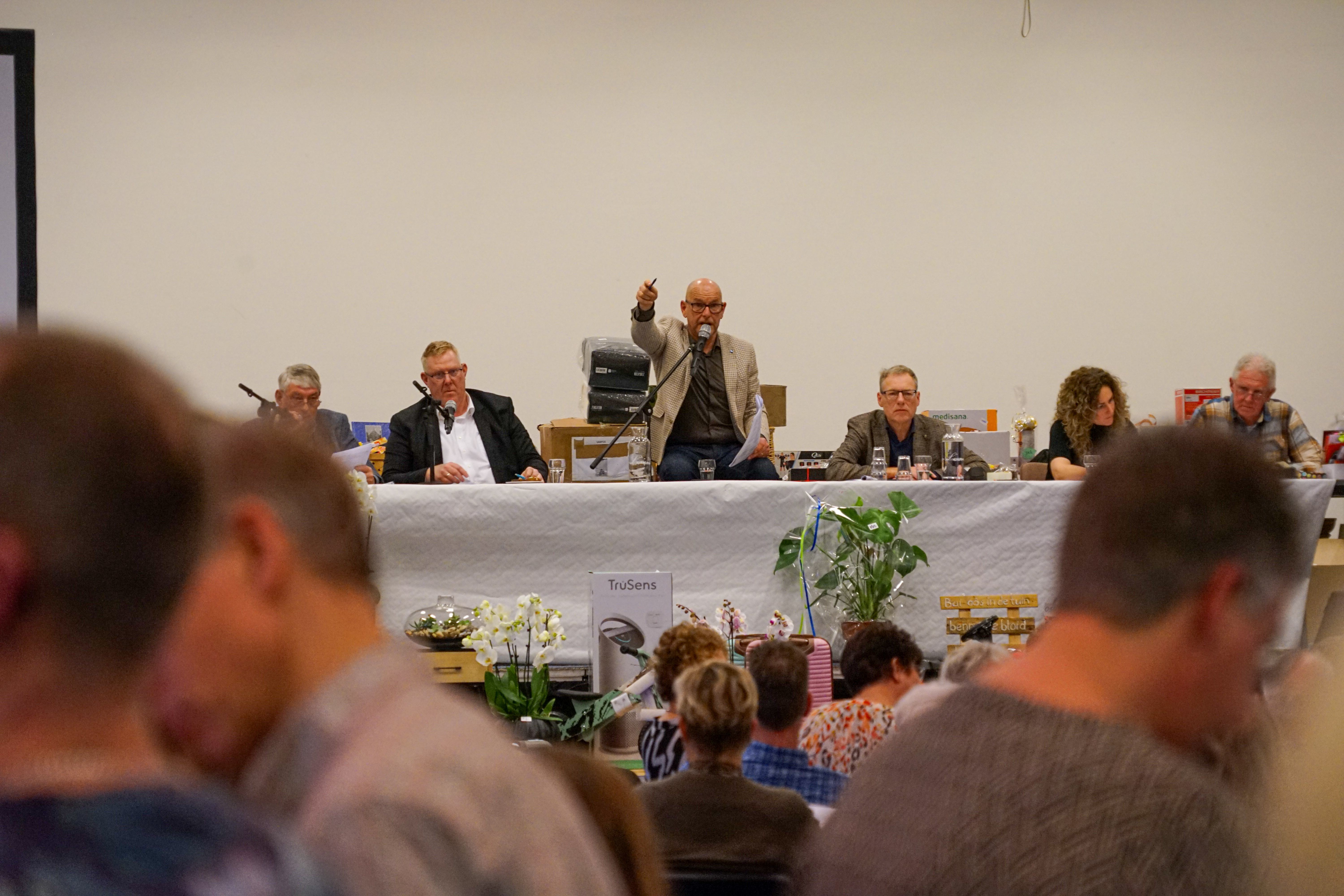 Geld rolt de portemonnees uit op gemeenschapsveiling Zwaagdijk-Oost