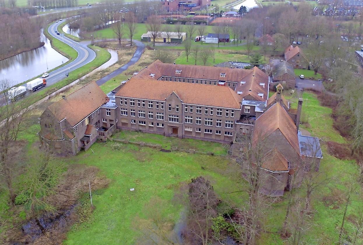 Vraagtekens bij verkoop oude school Hoorn