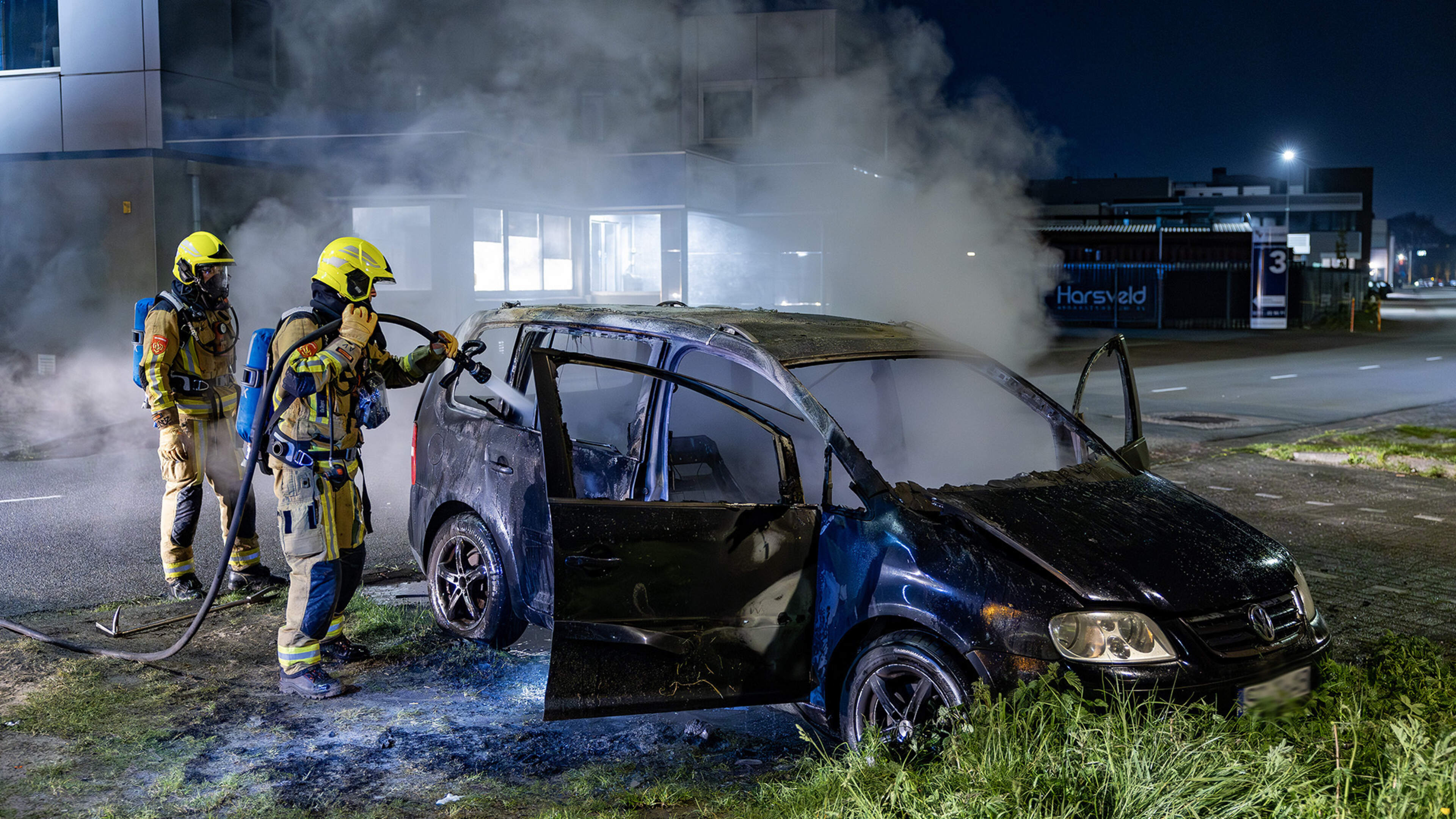 Car fire on Leeghwaterweg in Velsen-Noord, man taken to hospital