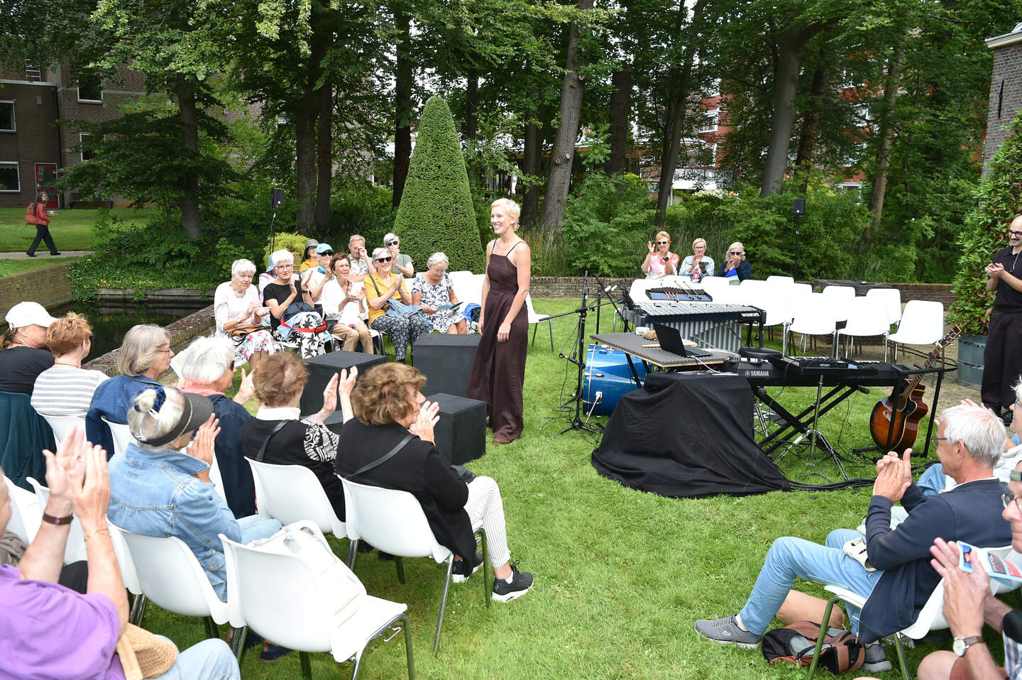 ’Ga weg’ zingt Marlies Ruigrok, maar de bezoekers blijven gewoon zitten. 
                    