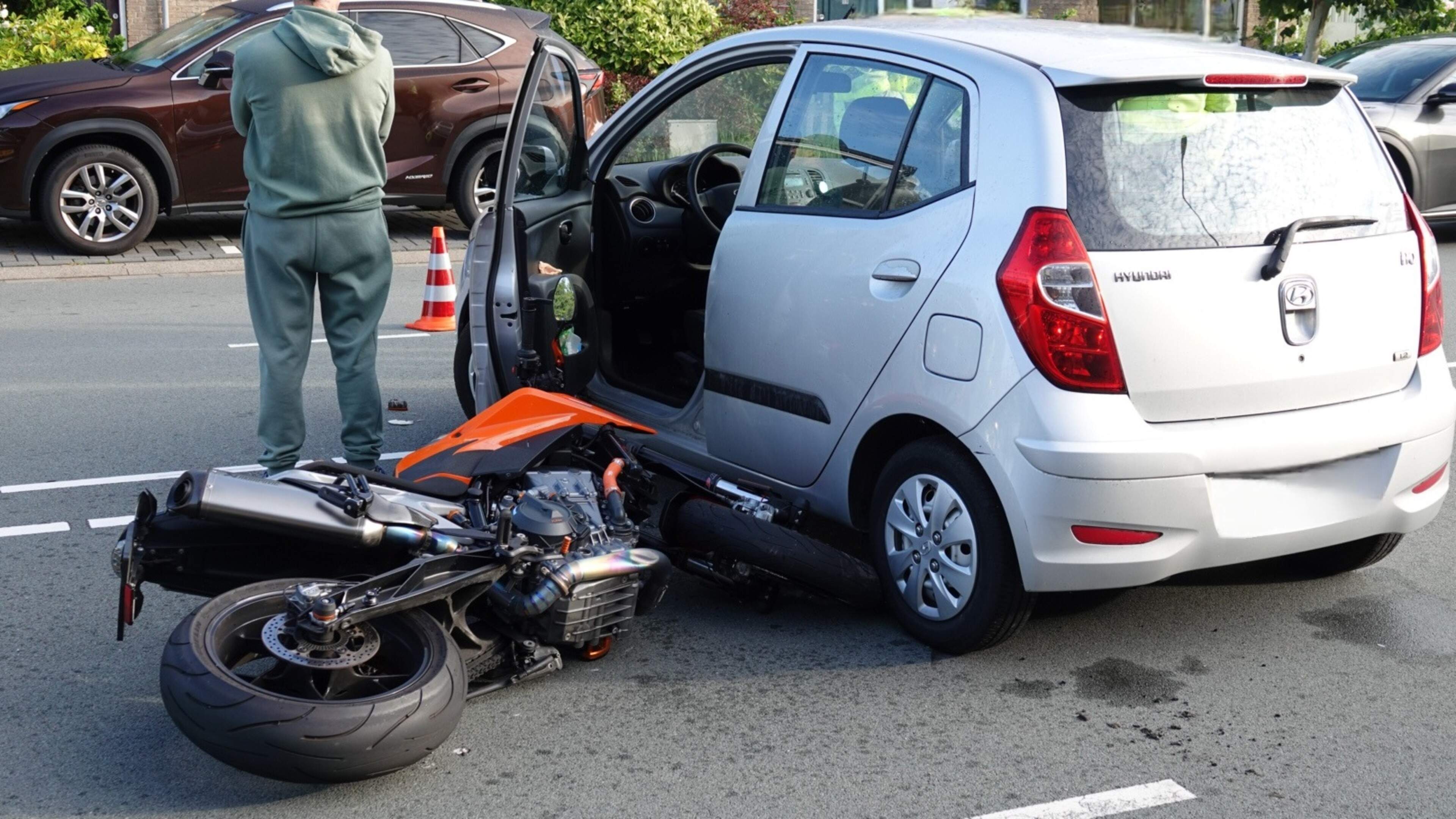 112-nieuws: Motorrijder zwaargewond bij ongeval in Zaandam, traumateam ingevlogen na val van schuur 