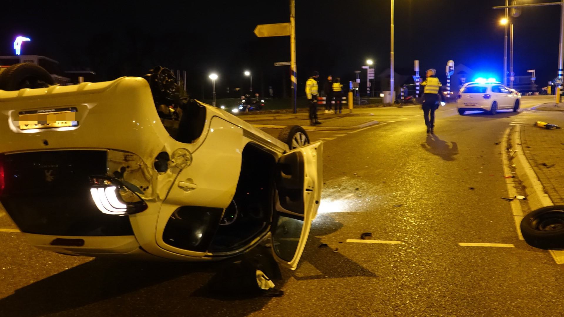 Auto over de kop bij ongeluk Zuidoostbeemster
