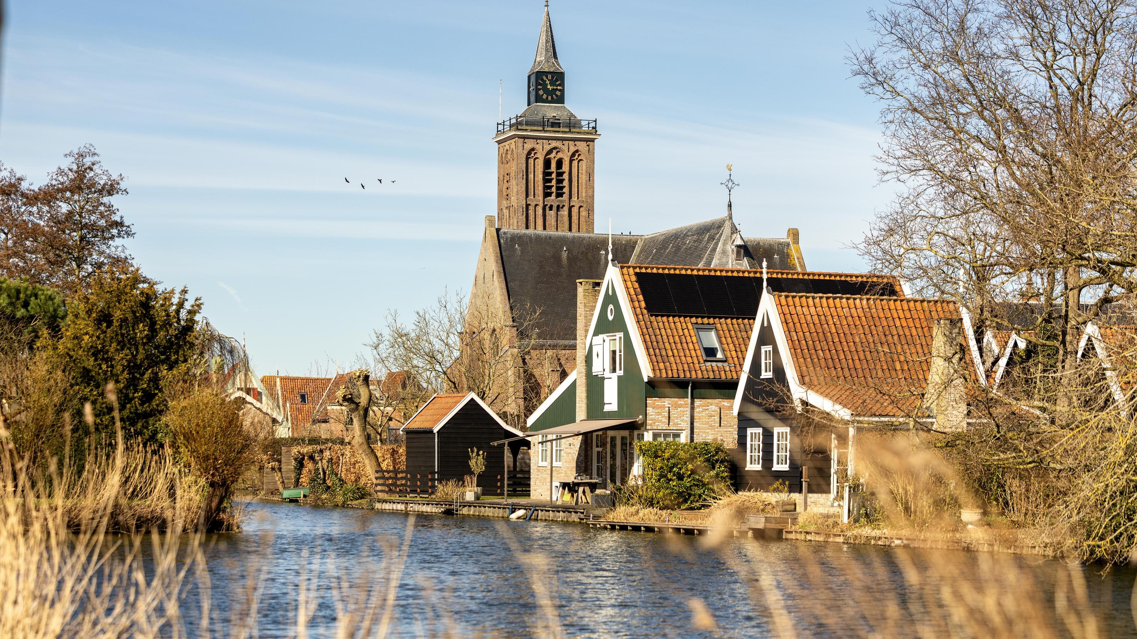 Vloer met tientallen grafzerken in Rijper kerk is verzakt. Maandenlang geen diensten en dorpsactivit