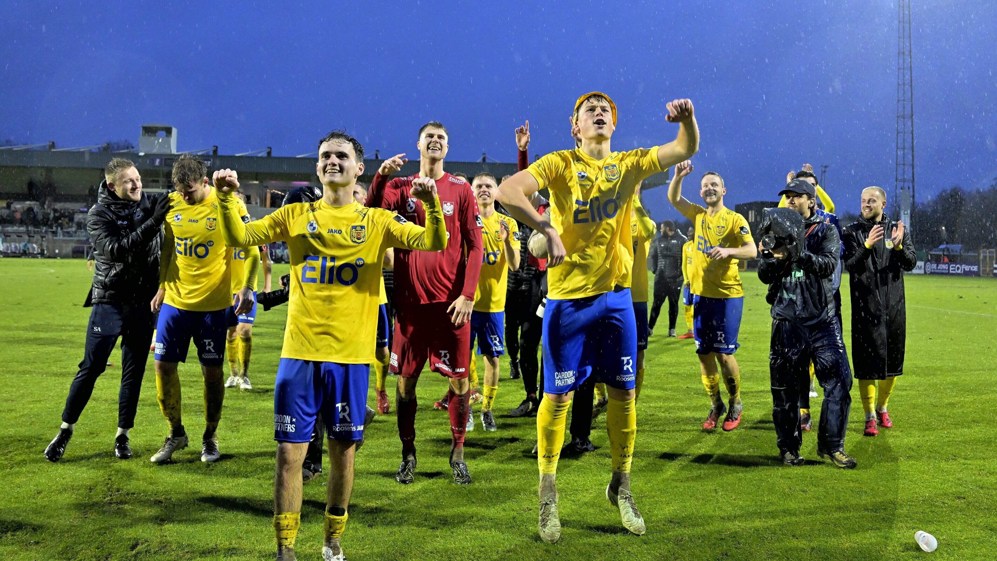 Absent from parents' wedding, goalkeeper Beau Reus celebrates promotion in Beveren
