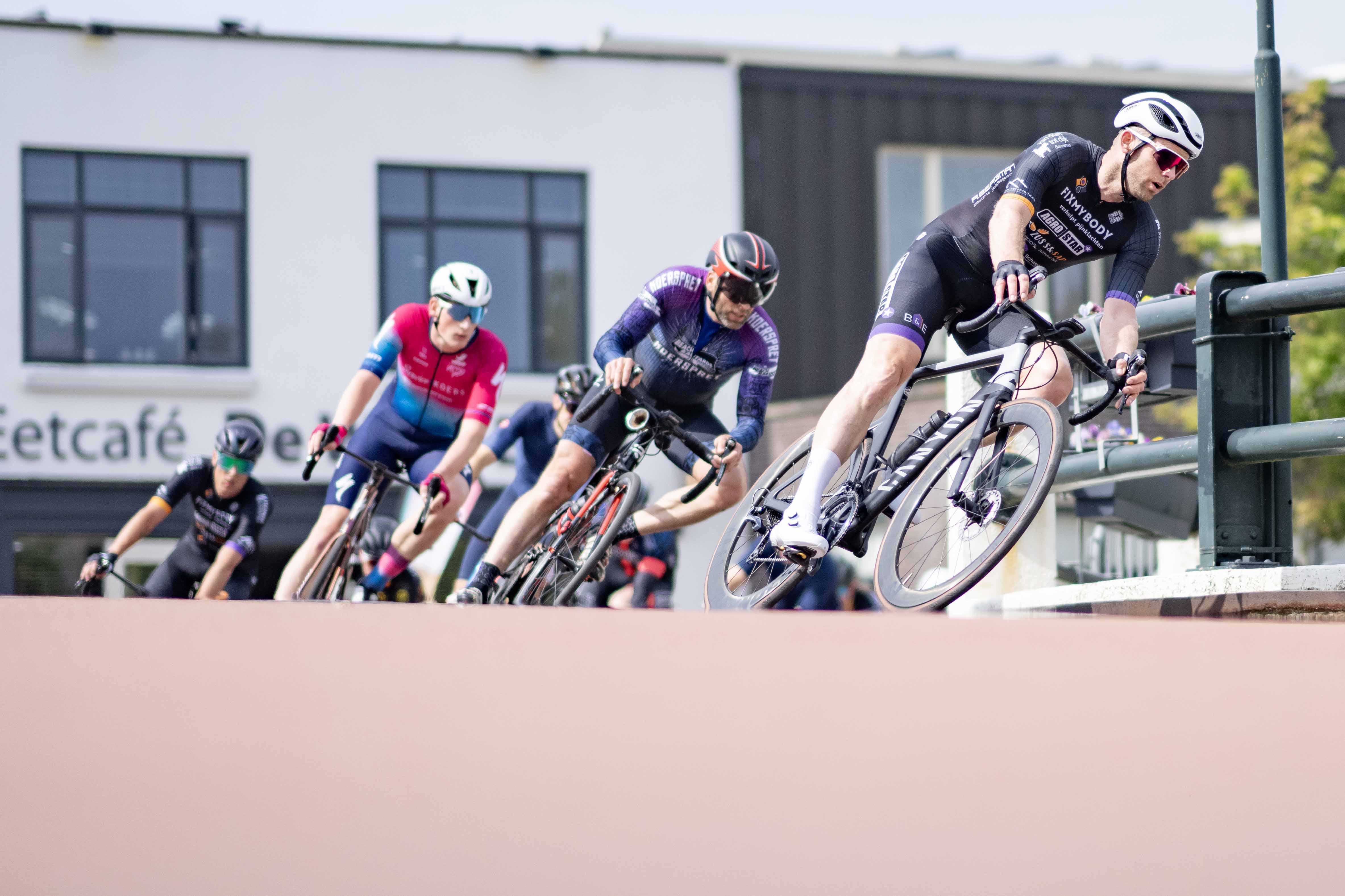 Ronde van Breezand wint het nipt van kermis Hoogkarspel, Bart Sinnige toont zich snelste van kopgroe