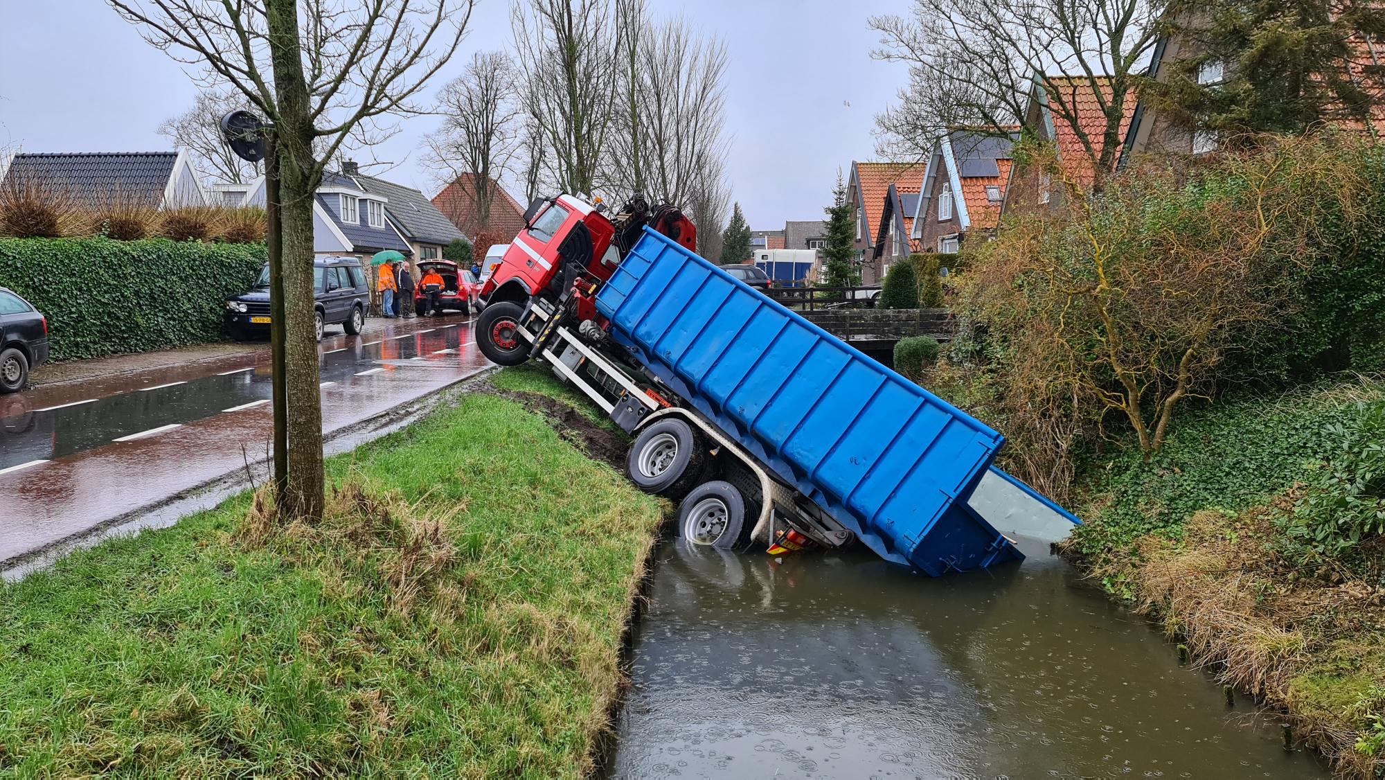 Vrachtwagen te water in Opperdoes: ’Ik schrok me rot!’