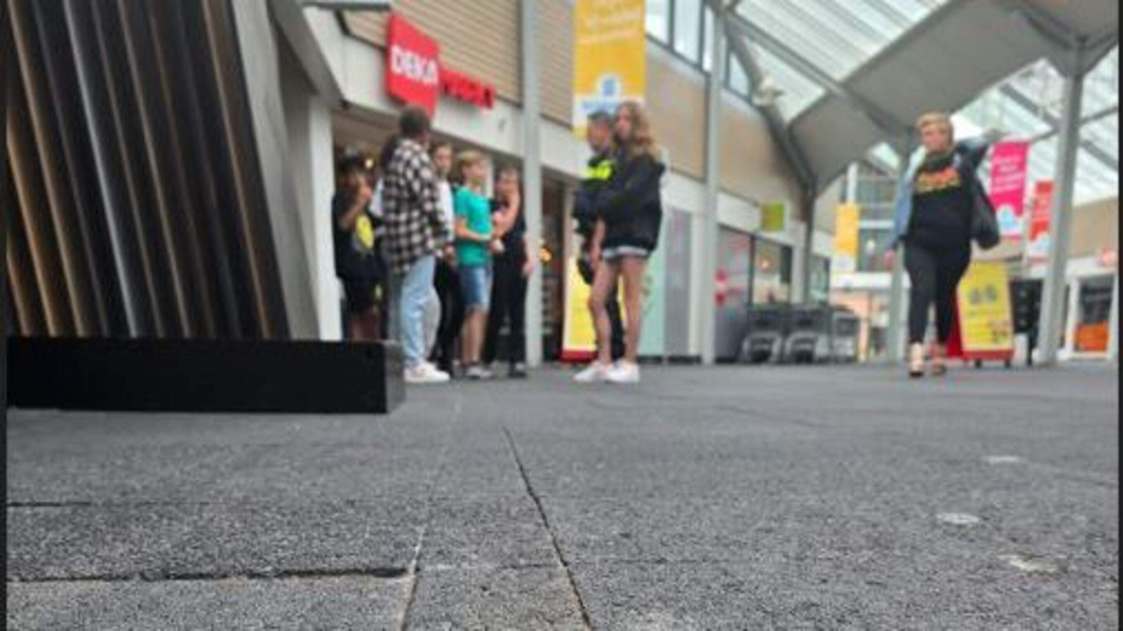 Basisscholieren krijgen een spoedcursus over veiligheid in winkelcentrum Schooten Plaza. ‘Blijf af v
