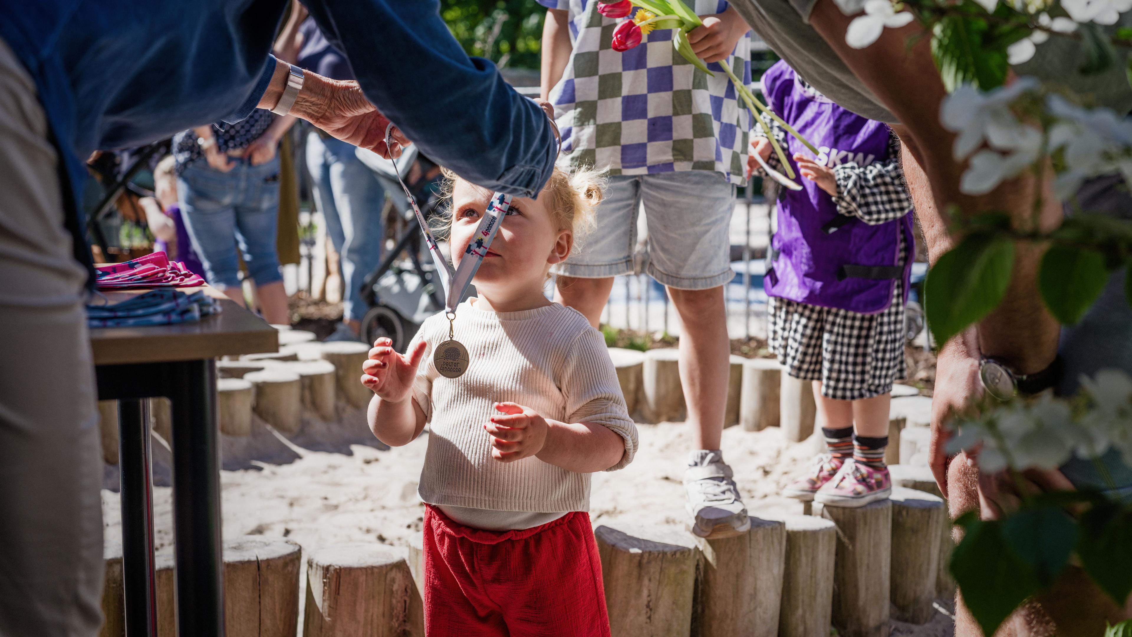 Een kwartier lang wandelen met kleine beentjes: medailles voor voltooien Peuter4daagse