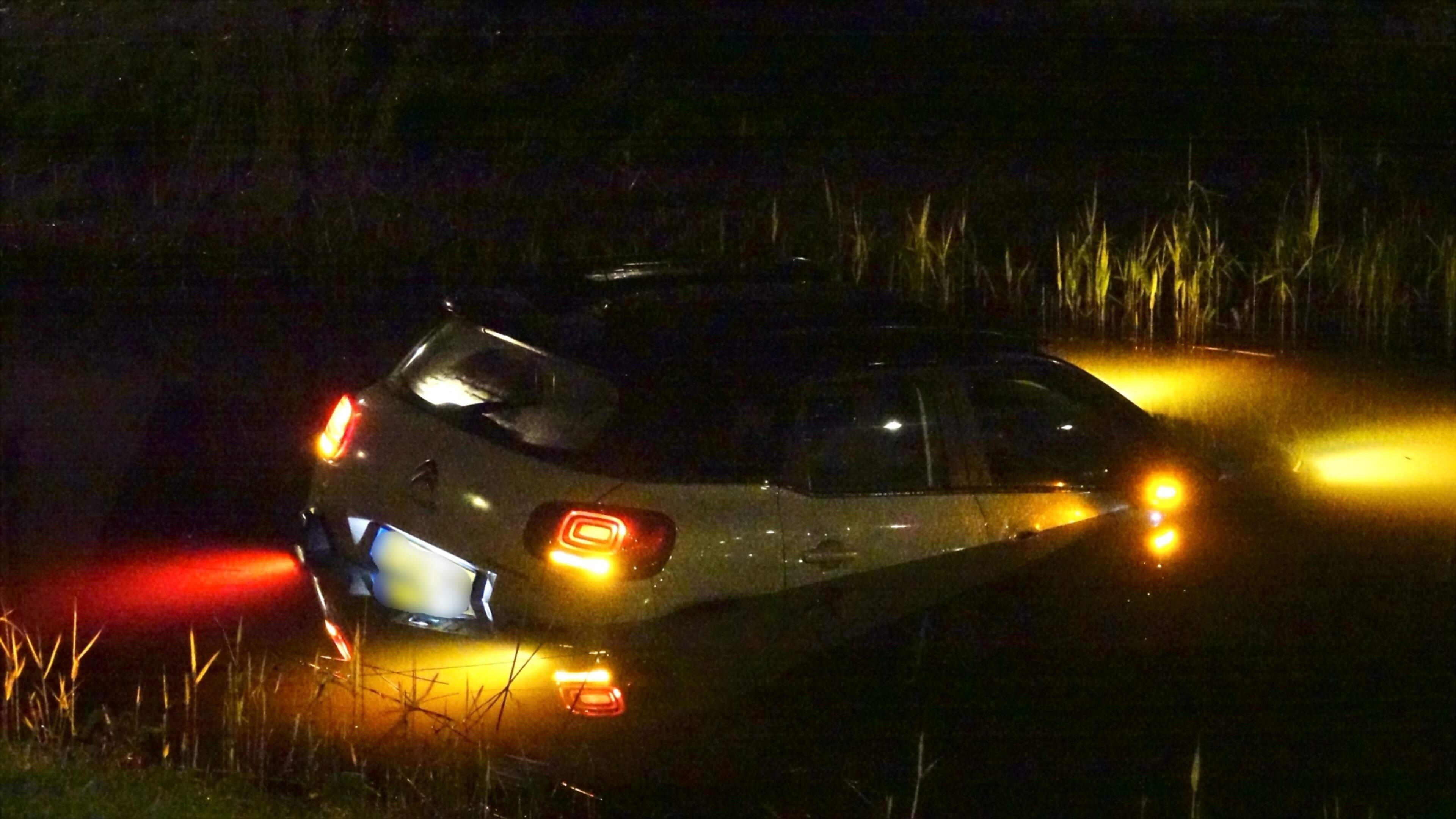 Auto belandt in sloot Julianadorp