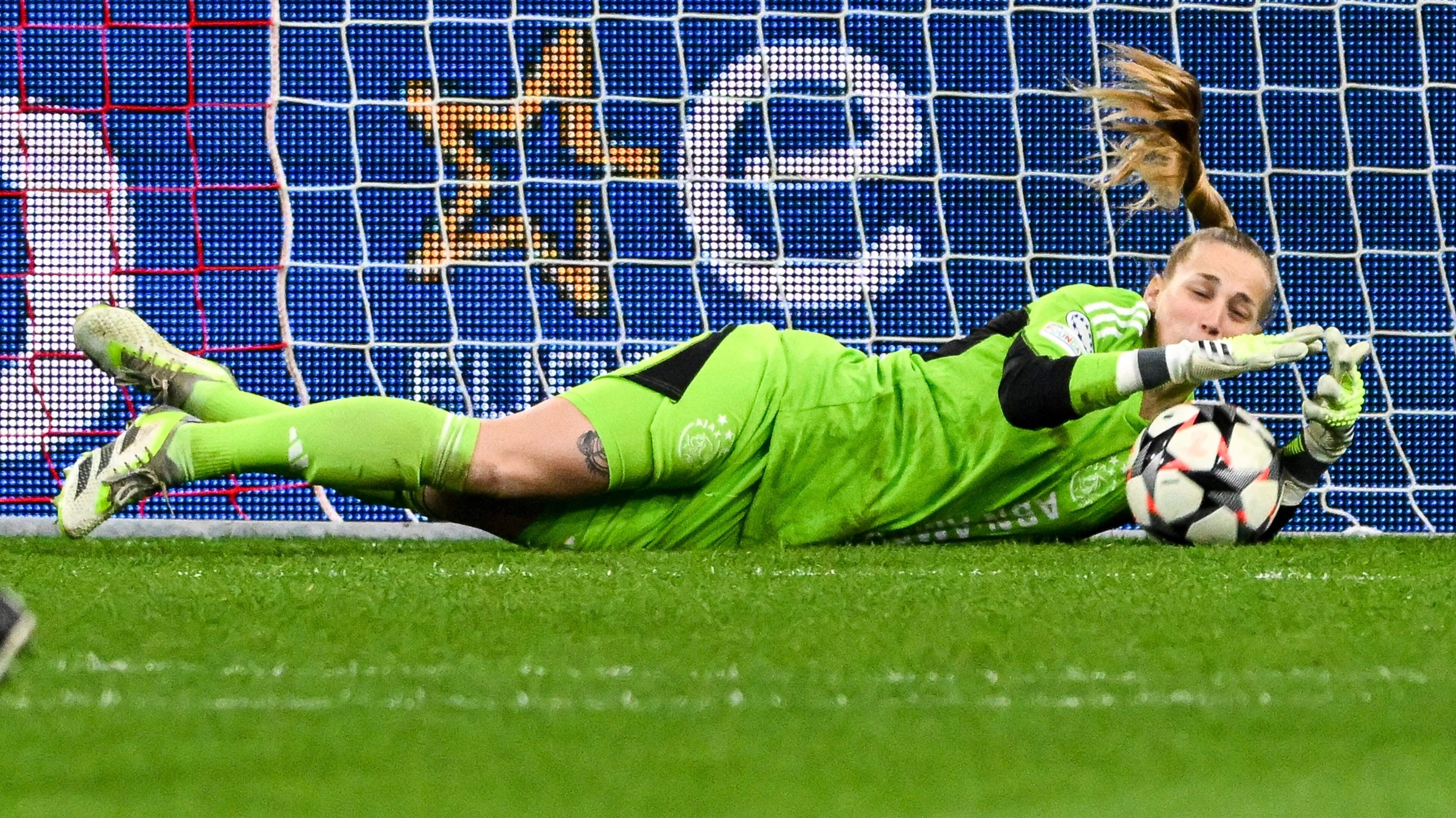 Goalkeeper Van Eijk leaves Ajax for Bayern Munich