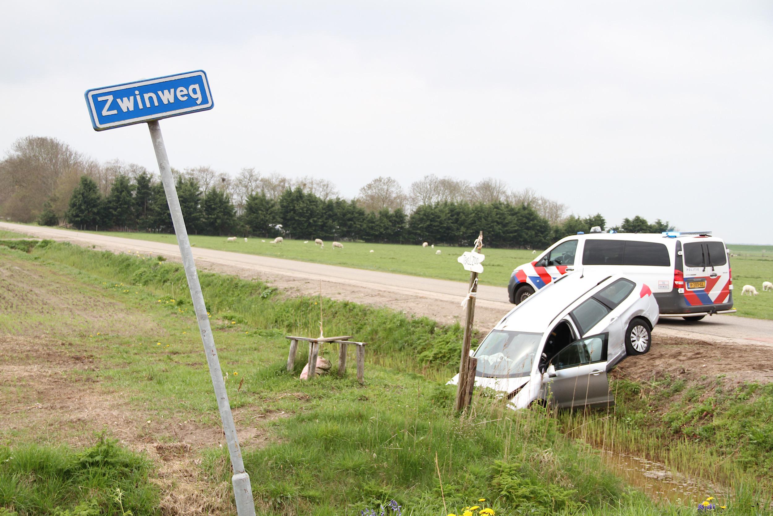 Auto belandt met neus in sloot na botsing in Oosterend