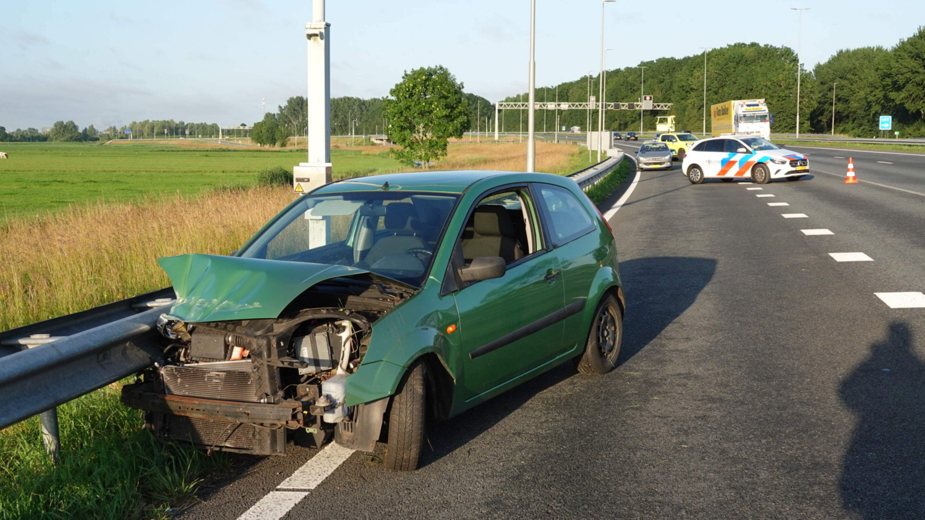 Bestuurder onder invloed belandt in vangrail A7 bij Wijdewormer