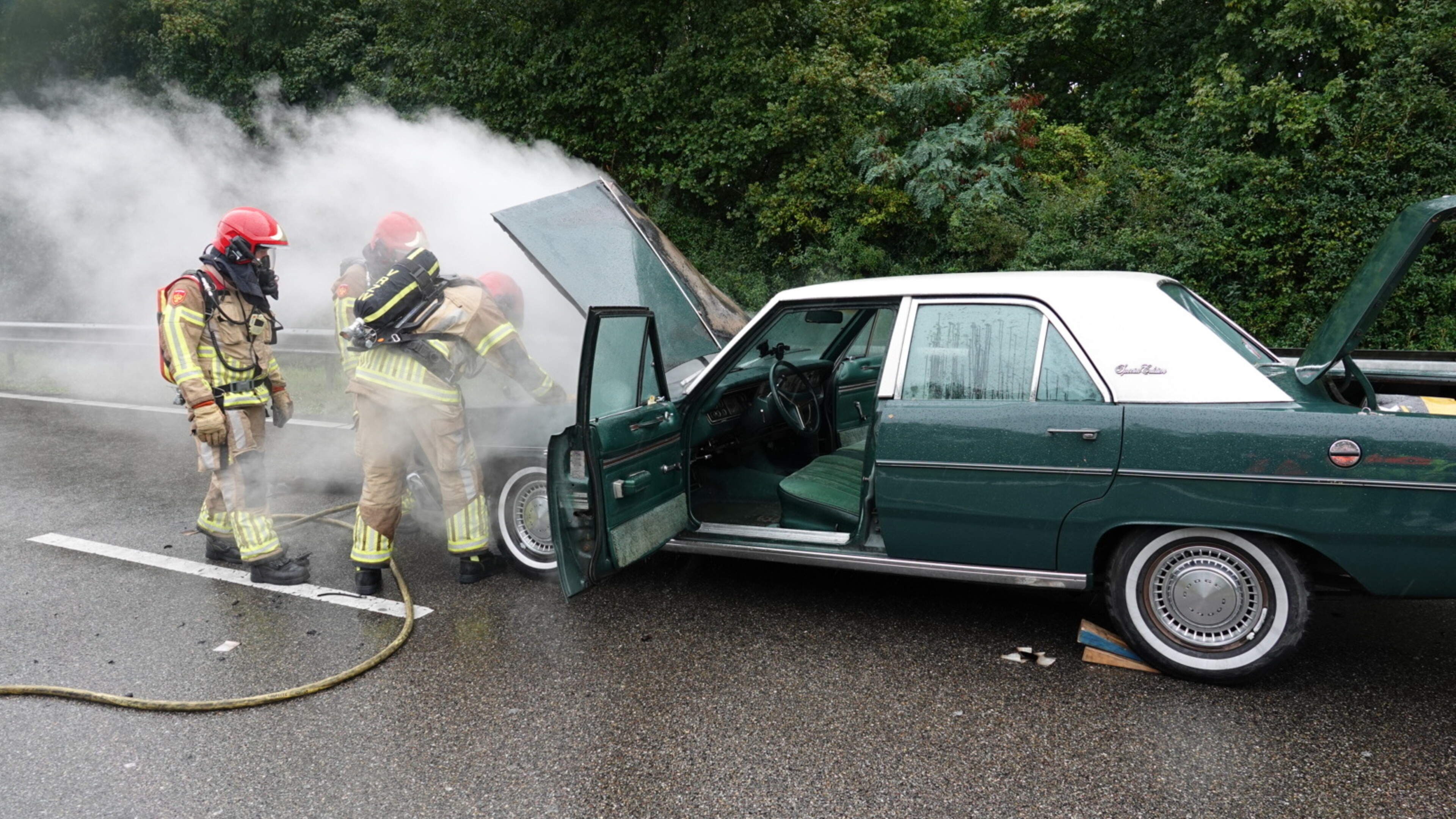 Oldtimer beschadigd door brand op N246 bij Wormerveer, lange file
