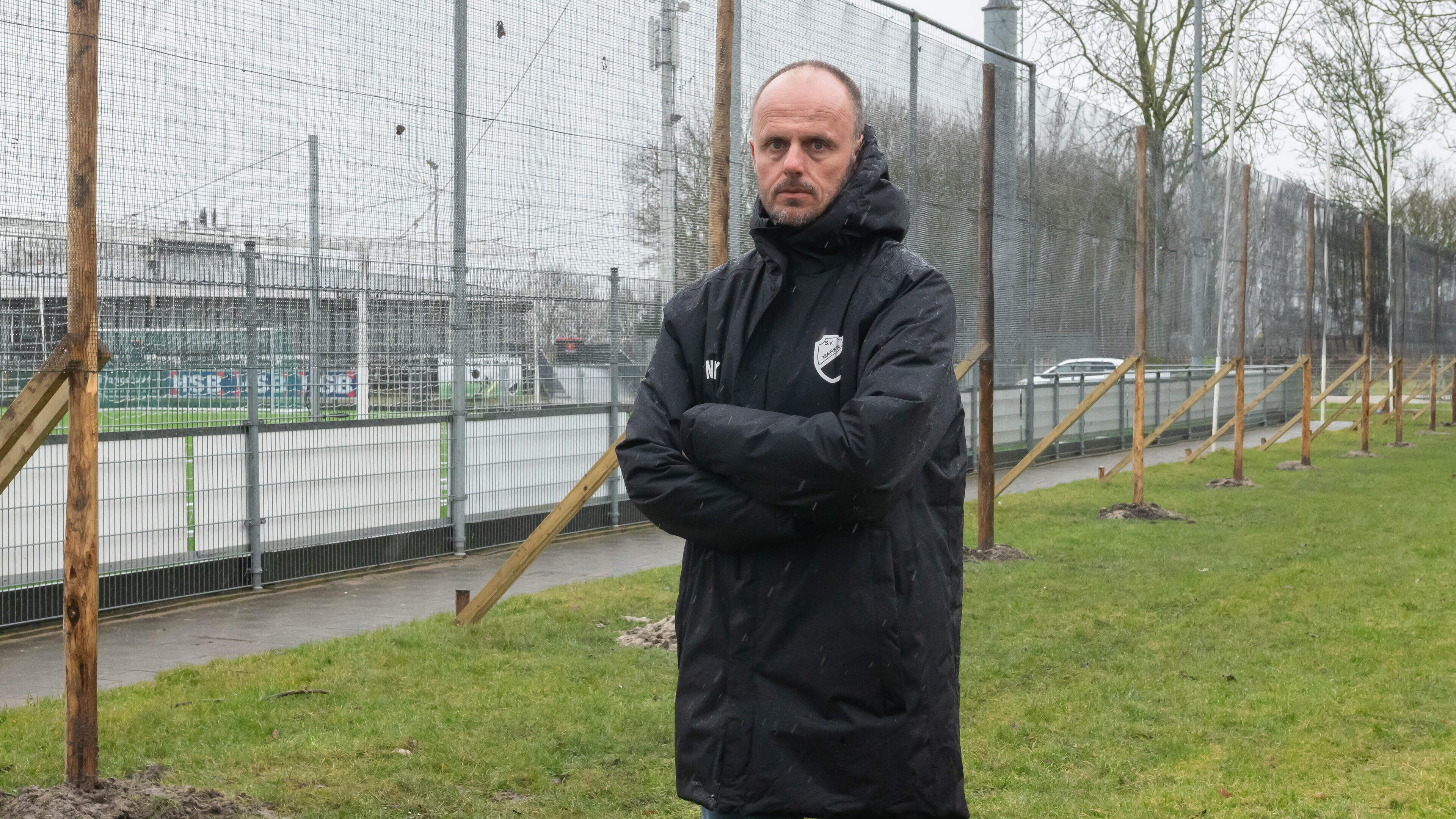 Vleermuisscherm achter het doel bij SV Marken is géén ballenvanger: ’Maar als de bal uitgaat, is-ie 