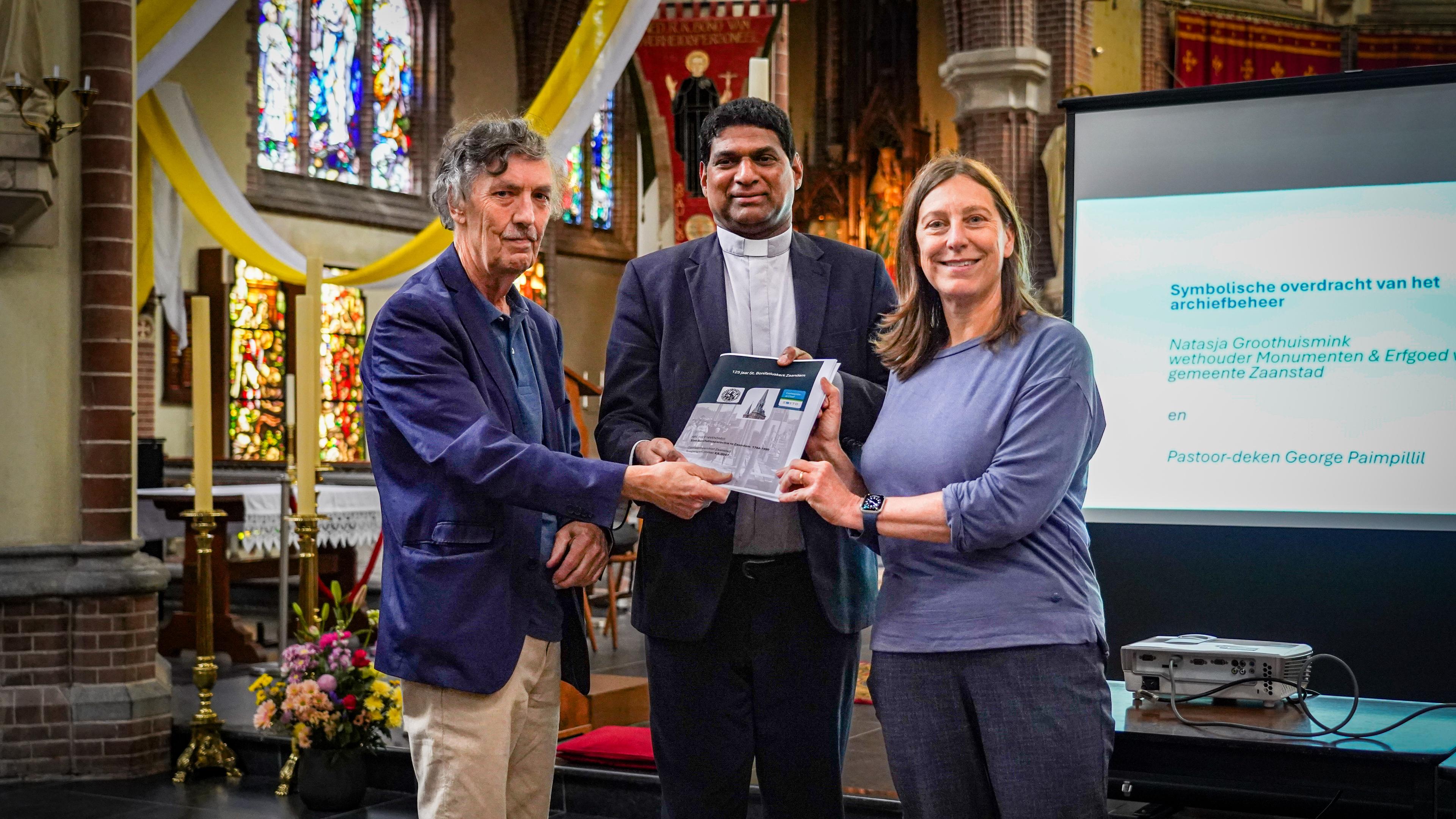 Bonifatiuskerk draagt elf meter historie over aan Gemeentearchief Zaanstad: ’Dertig jaar geleden zij