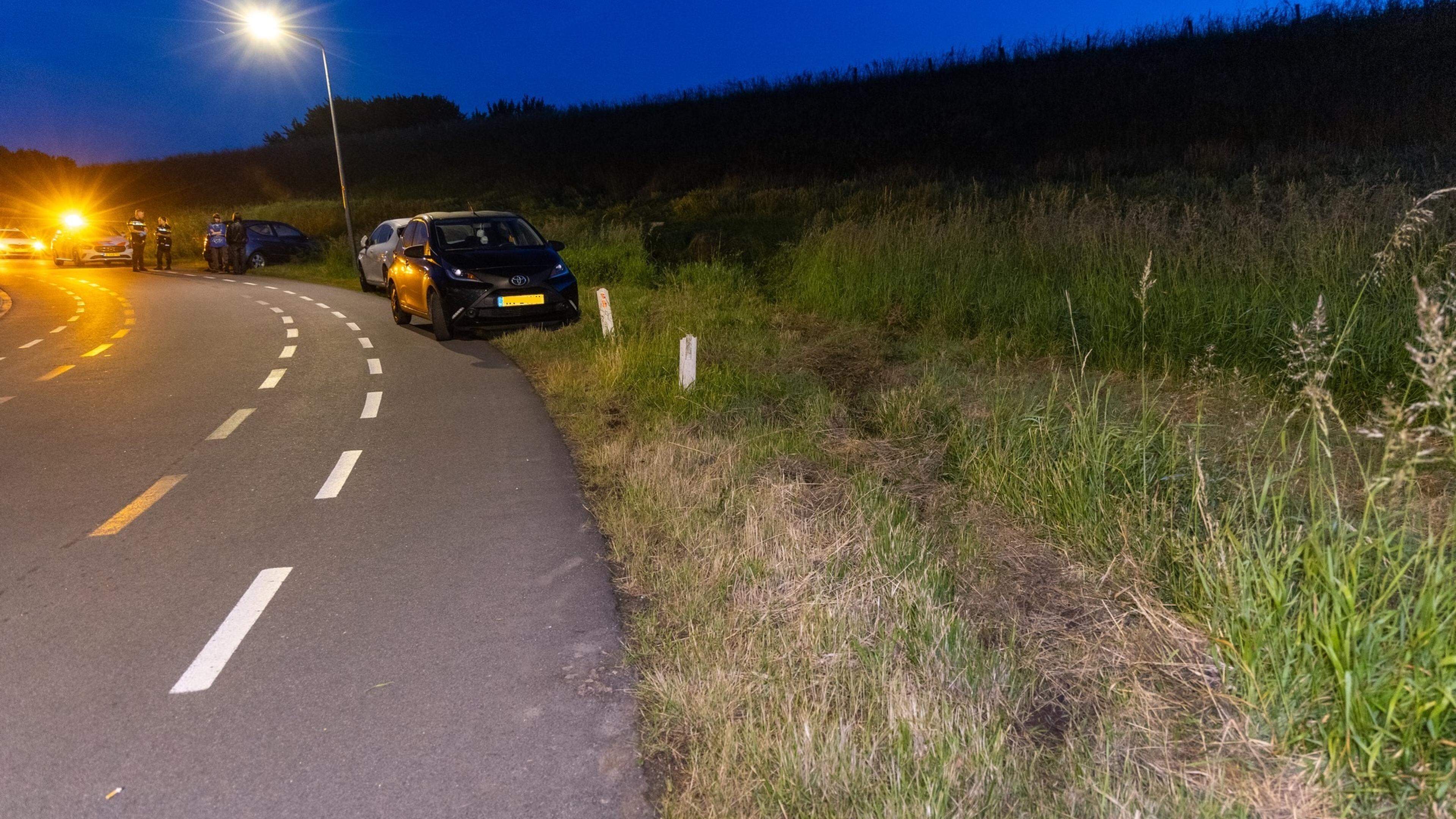 Automobiliste onder invloed botst tegen auto en rijdt dijk op in Andijk