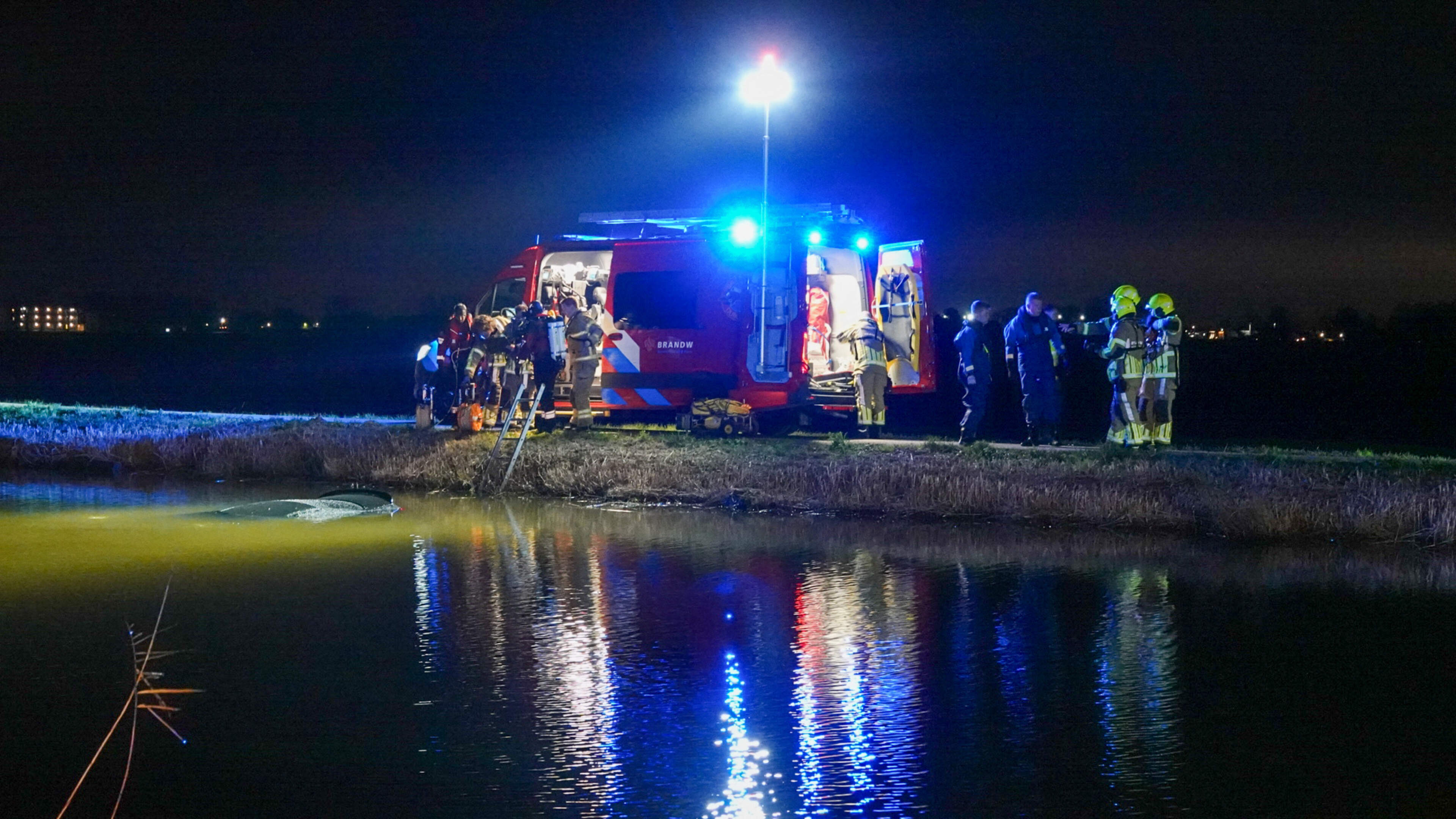 Auto vliegt uit de bocht op dijk in Obdam, grote zoekactie naar slachtoffers