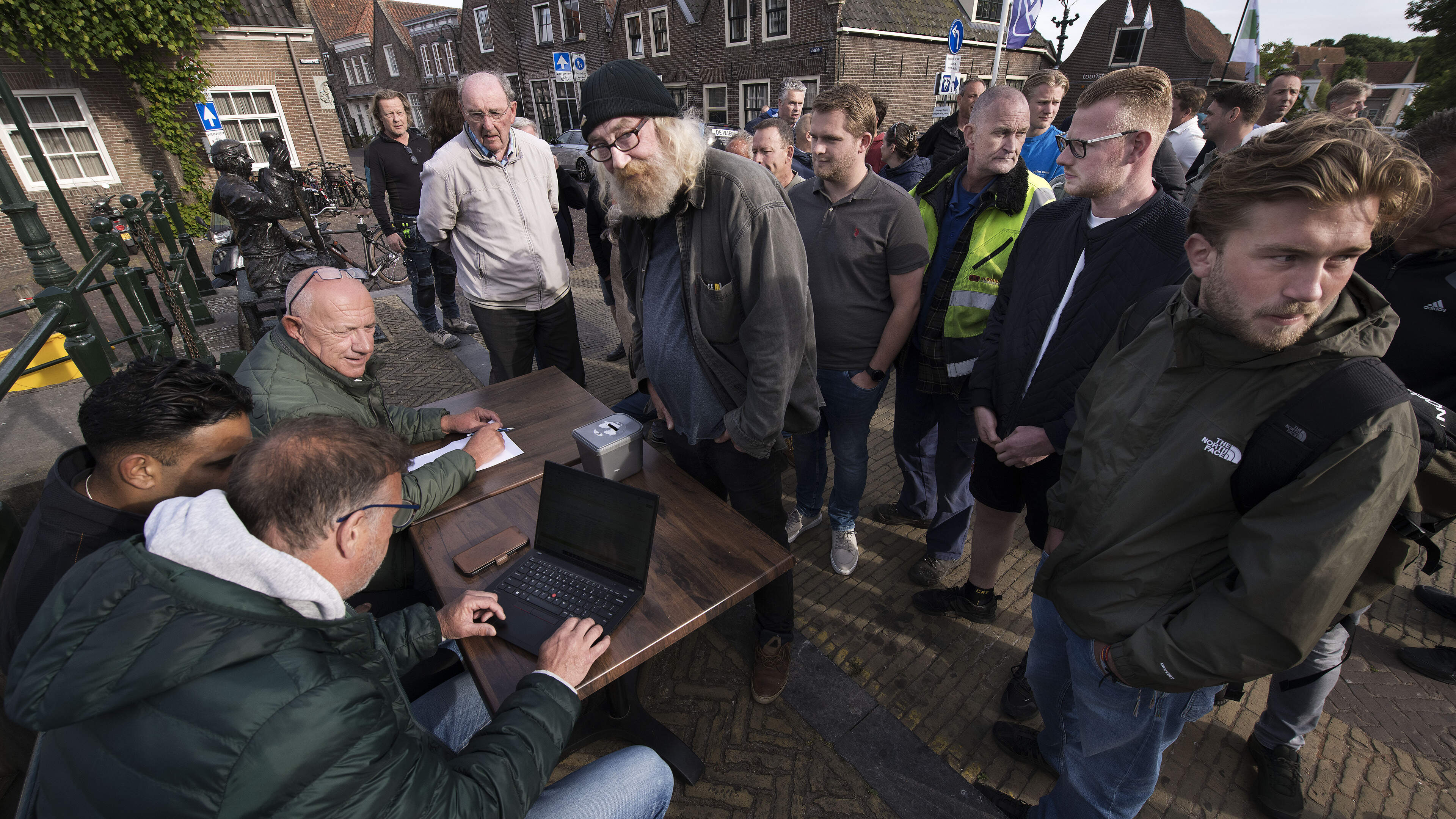 In de rij voor het palingroken
