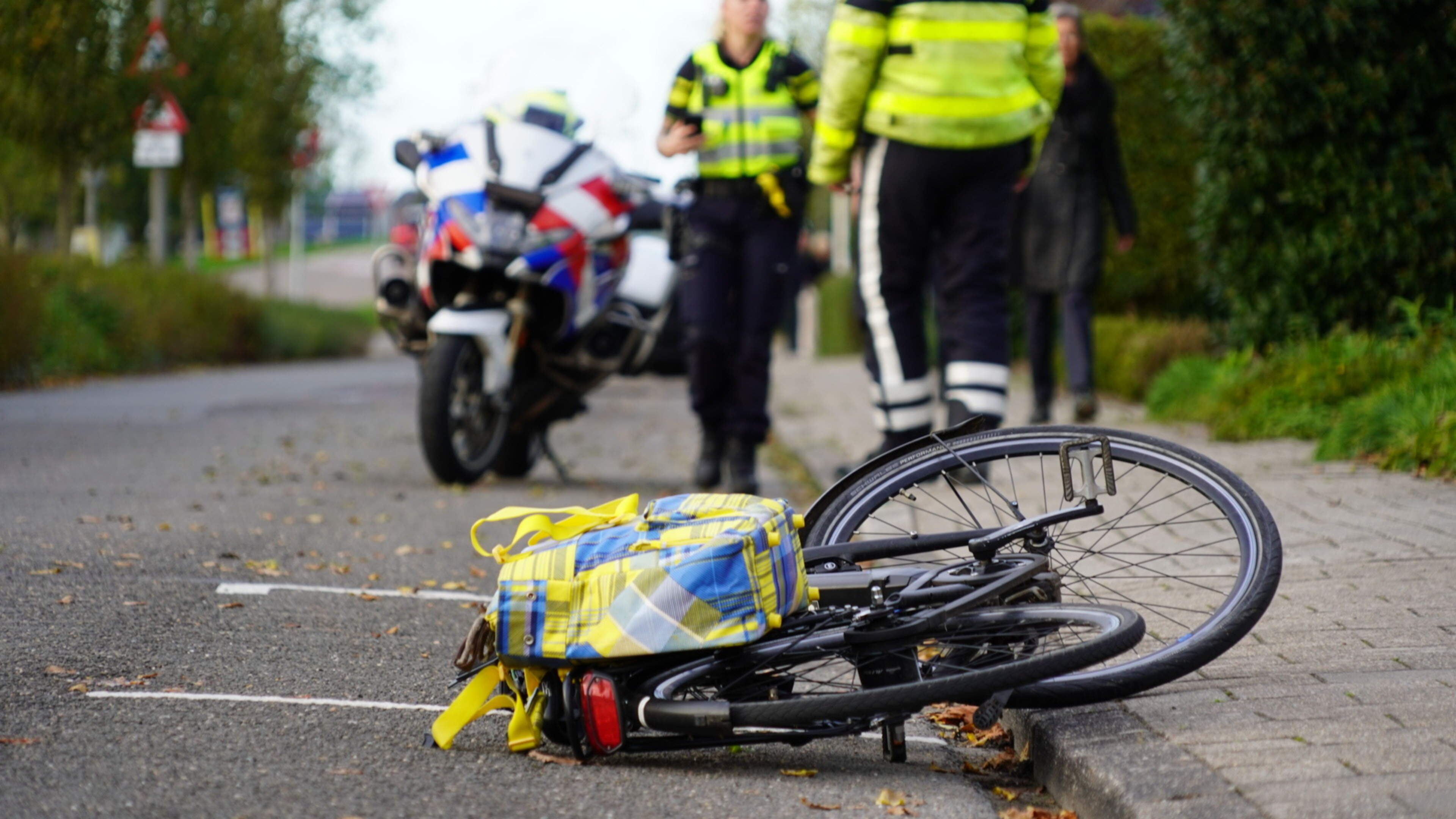 Fietser zwaargewond bij aanrijding door bestelbus in Wervershoof, bestuurder doorgereden