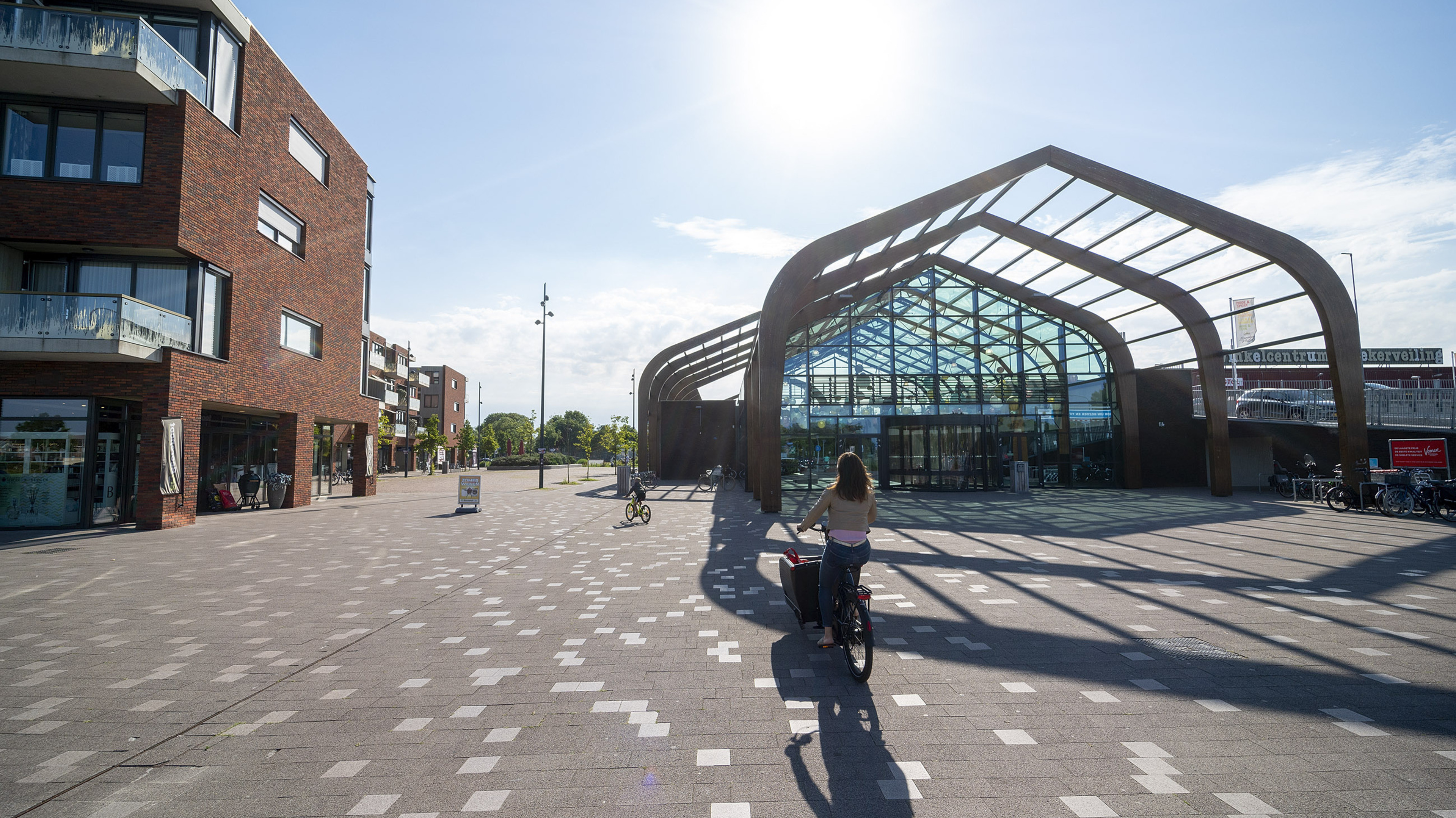 Nieuwe AED in winkelcentrum Broekerveiling in Broek op Langedijk. Het vorige exemplaar is gestolen e