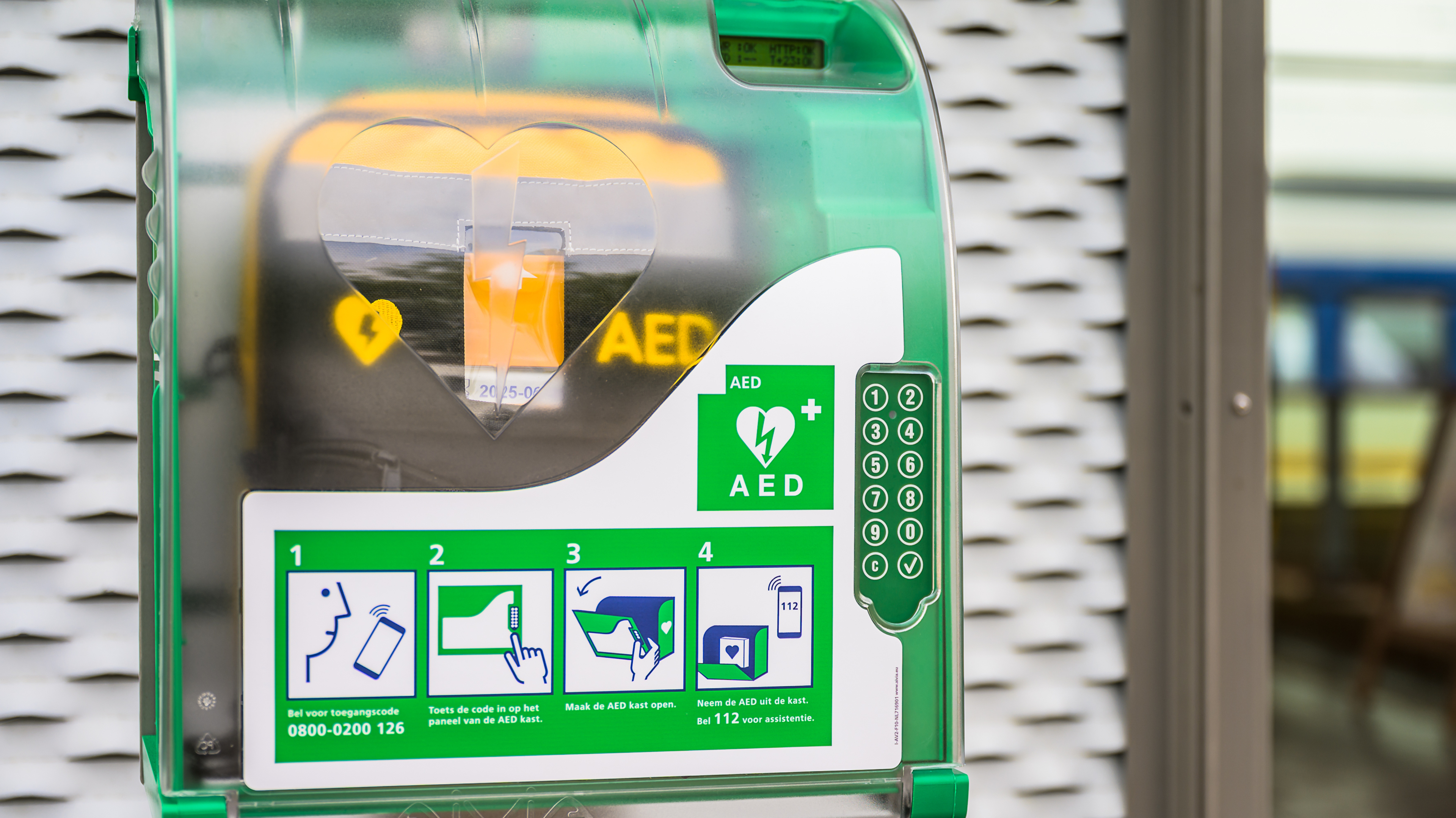 AED bij station Wormerveer vernield en beschadigd: ’Van de muur getrokken en achtergelaten’