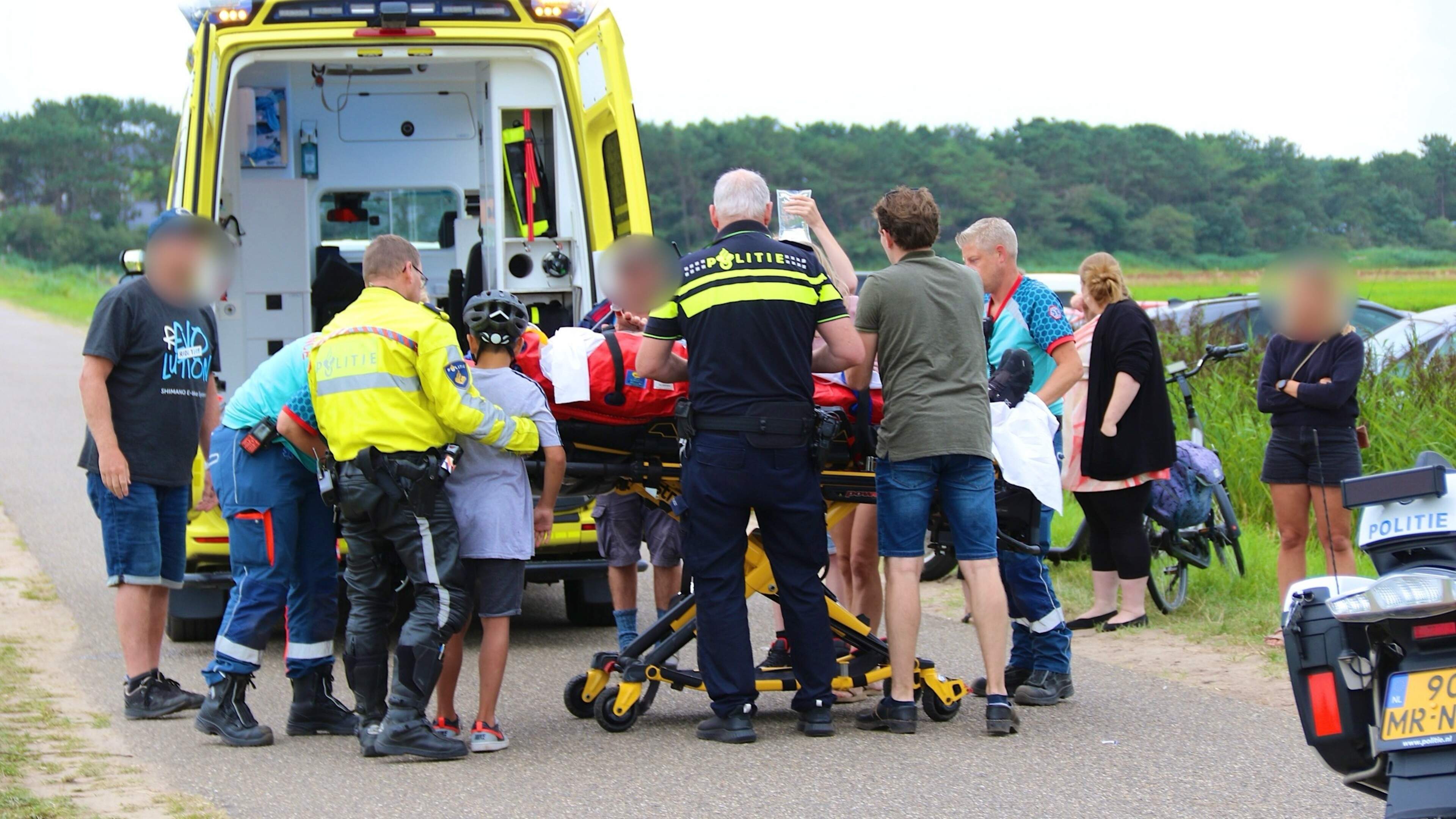 Fietser raakt ernstig gewond bij botsing in Den Hoorn, traumahelikopter ingezet