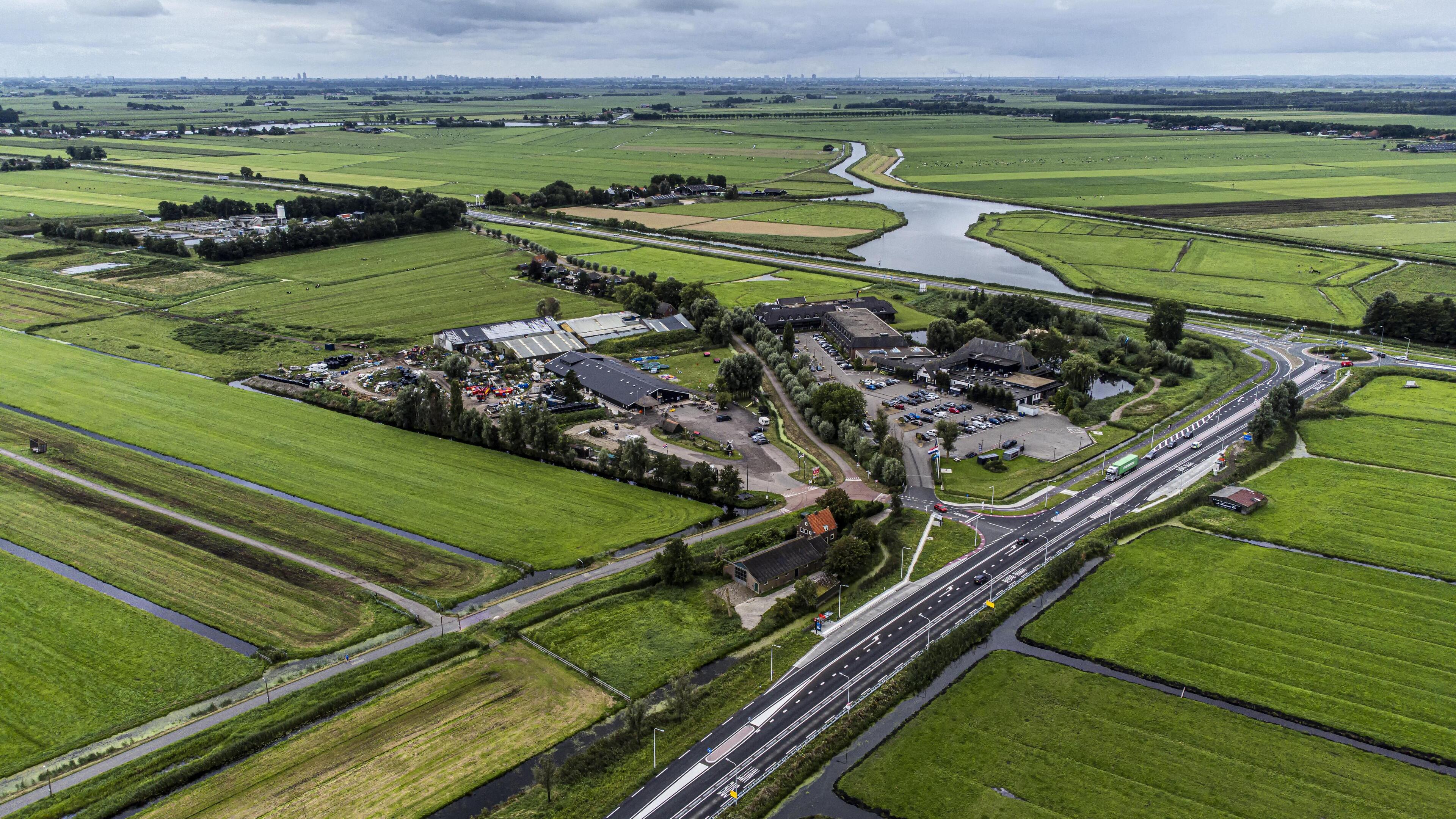 Plan voor groepsaccommodatie in de vorm van een stolpboerderij bij hotel Van der Valk in Volendam