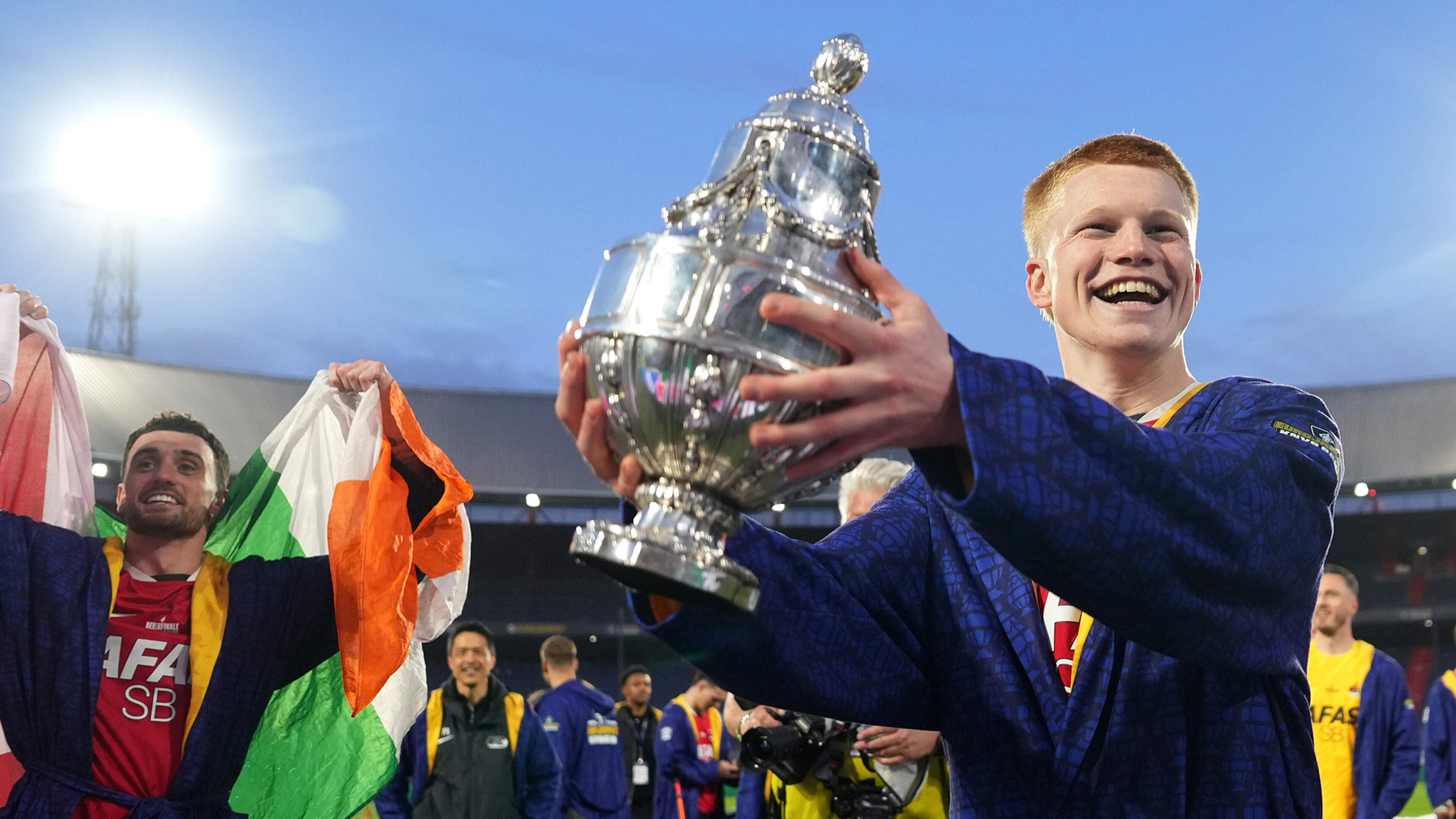 Beker van AZ loopt schade op: kroontje van de ’dennenappel’ sneuvelt in de kleedkamer