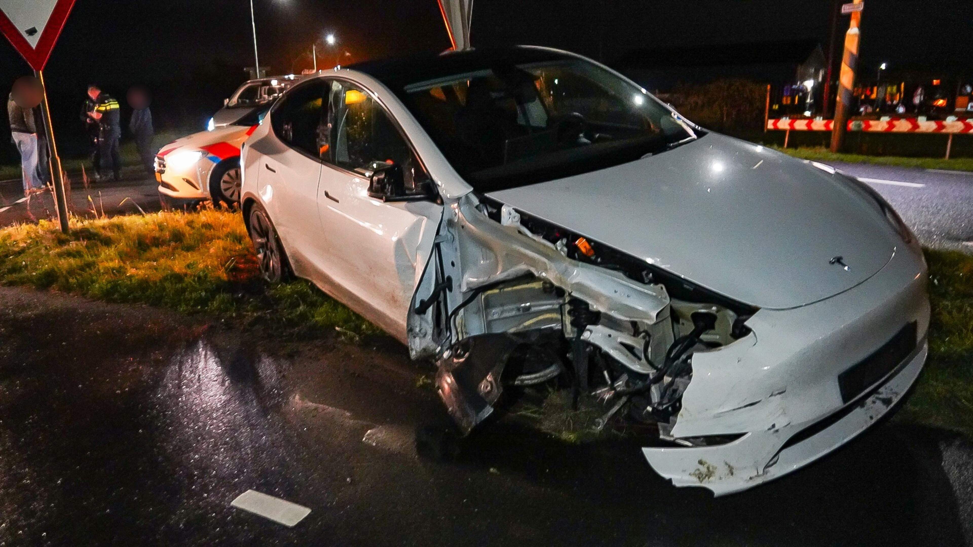 Bestuurder botst tegen lantaarnpaal in Berkhout, auto zwaar beschadigd