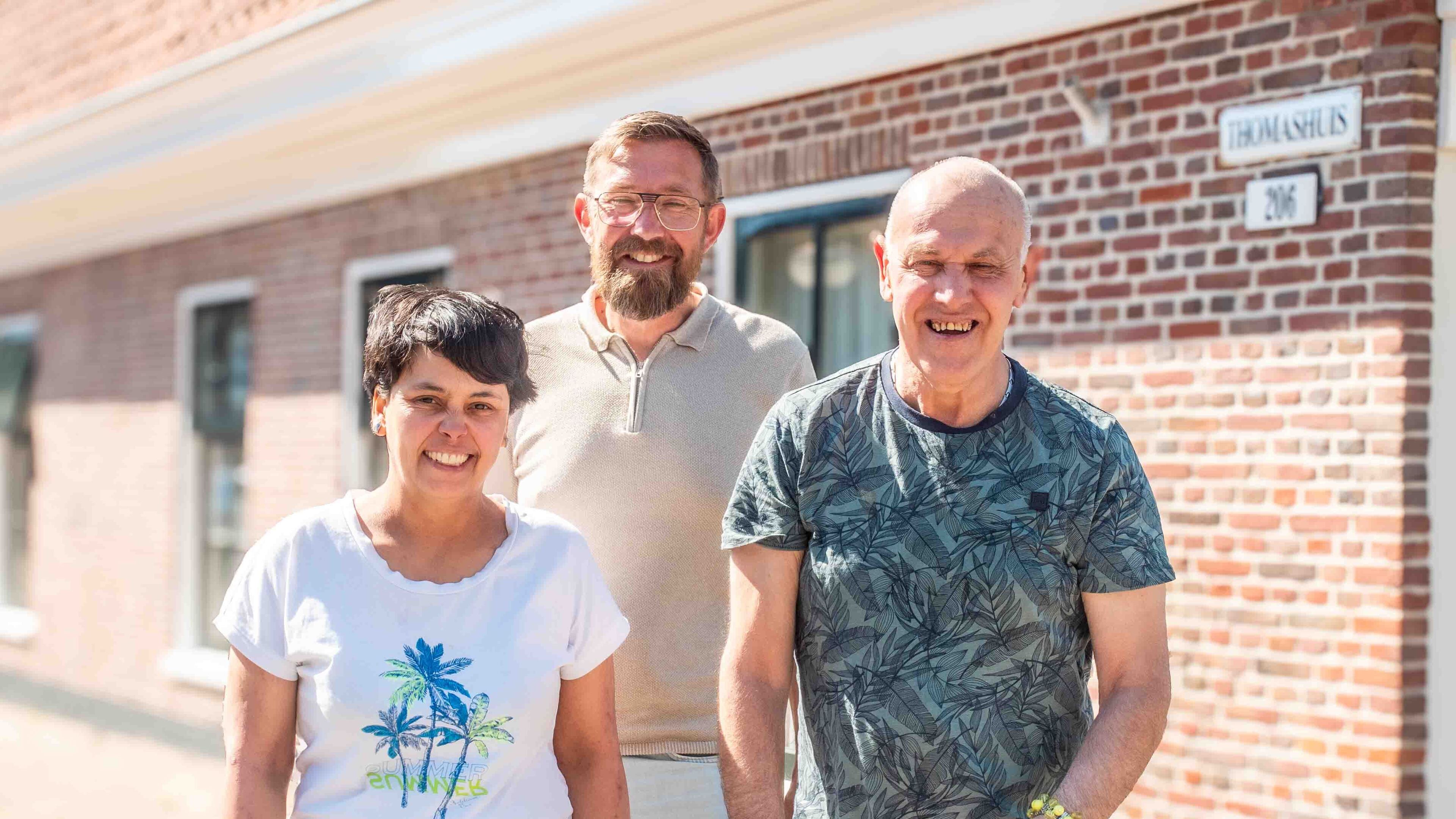 Zingen en dansen op Pré-Huisweid Festival. Vast evenement voor bewoners Thomashuis in Warmenhuizen