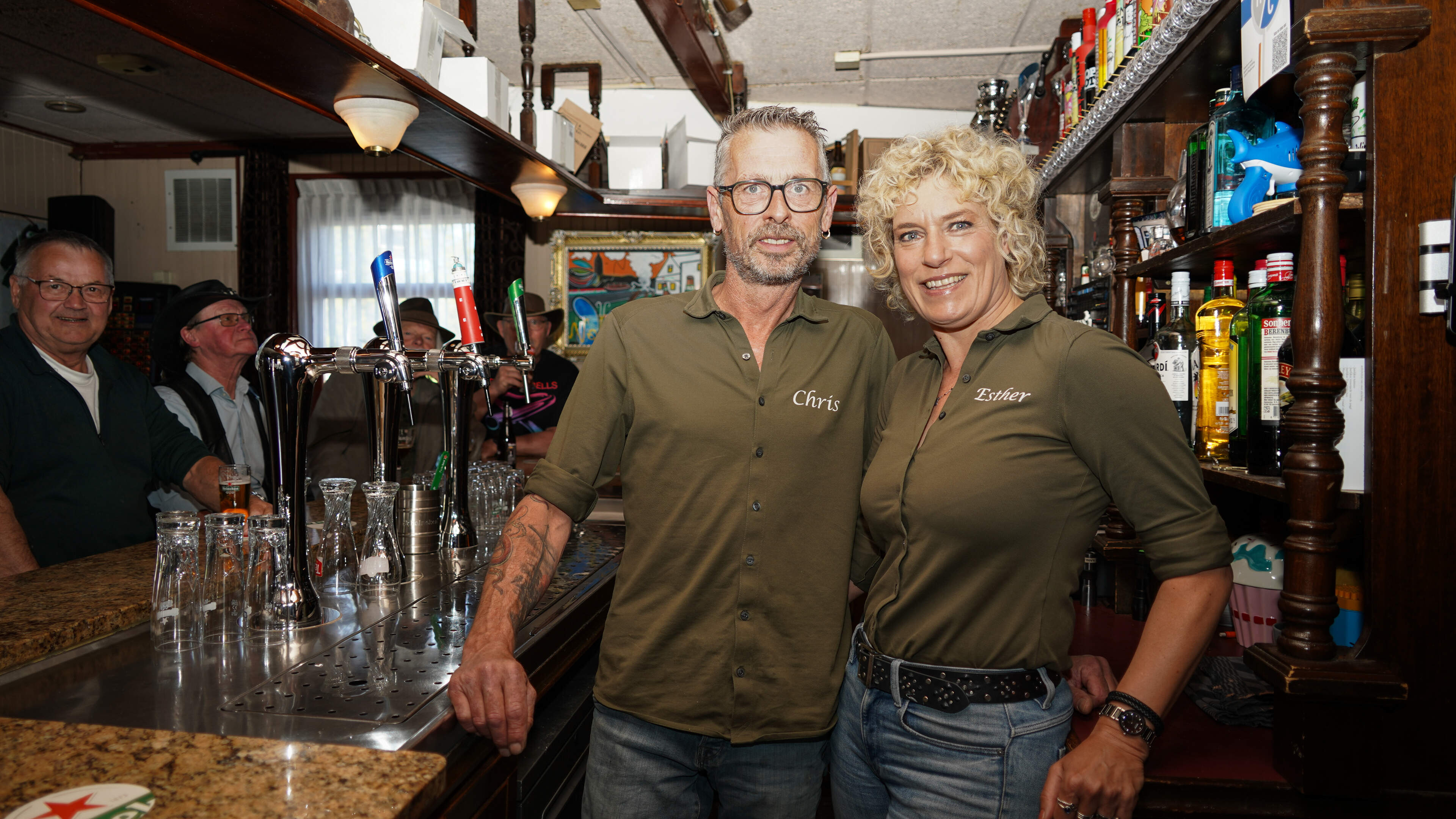 Chris Wünsche en Esther Buijsman nieuwe uitbaters De Eerste Aanleg in Hoogkarspel: ’Bruin café mag b